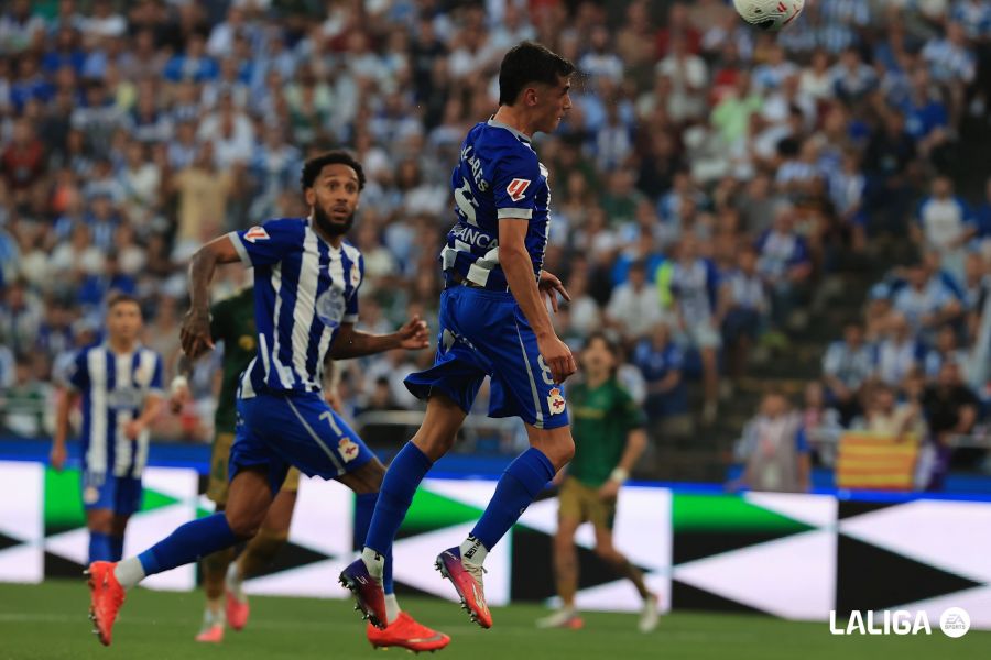 Aubameyang contempla el golazo de Villares que significó el empate. LALIGA