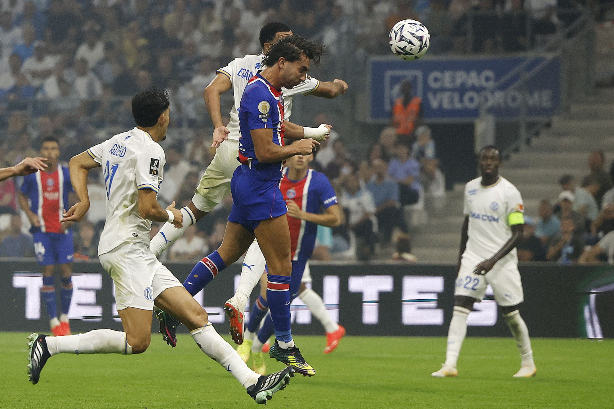 Ferran Torres remata de cabeza para adelantar al PSG frente al Marsella