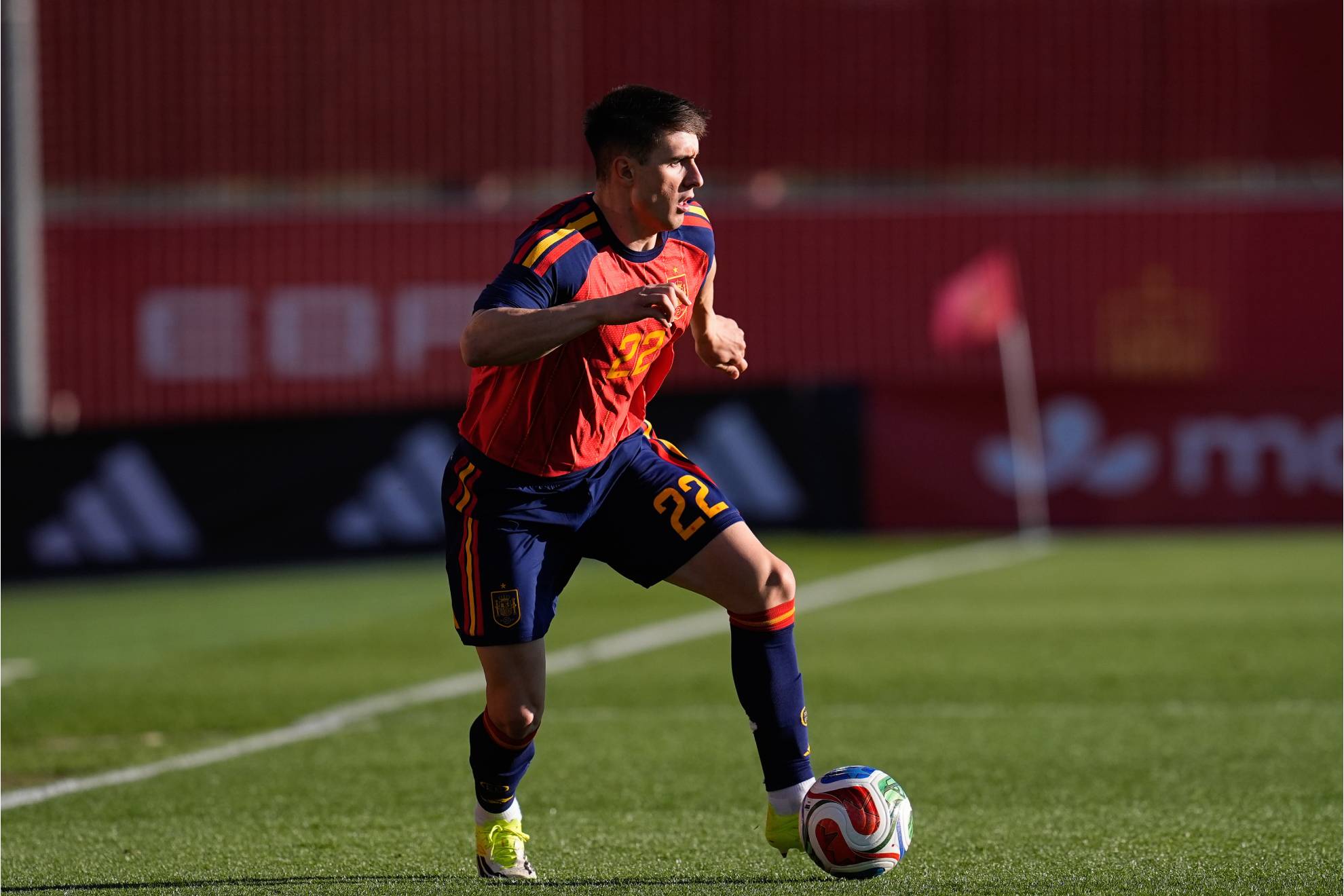 Iván Fresneda conduce el balón en el partido de la Selección sub 21 ante Kosovo en el Centro Deportivo Wanda de Alcalá de Henares GETTY IMAGES