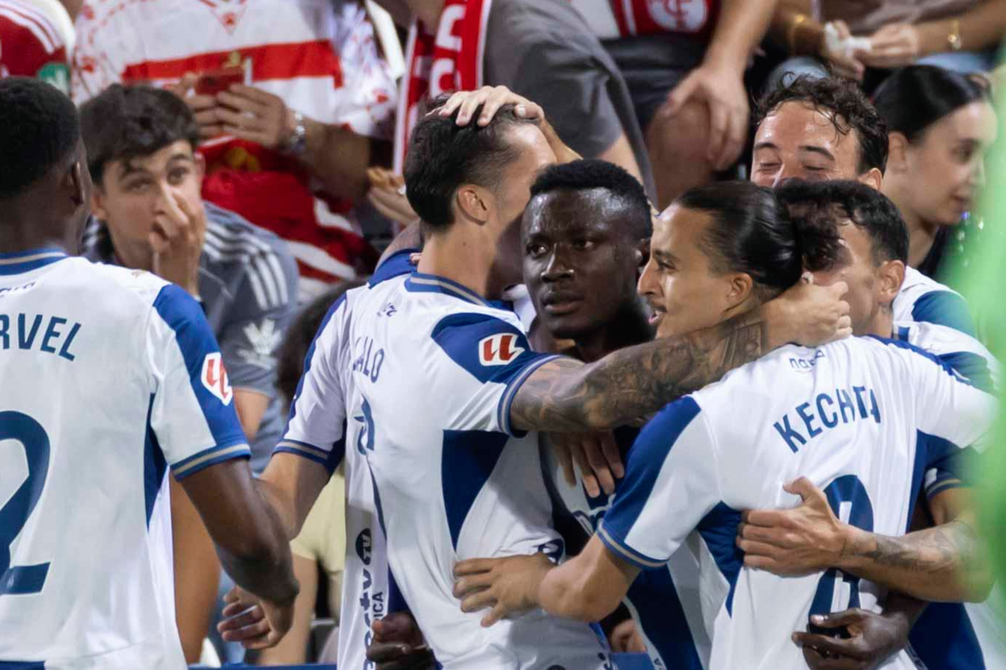 Piña del Leganés celebrando uno de sus goles al Granada. LALIGA