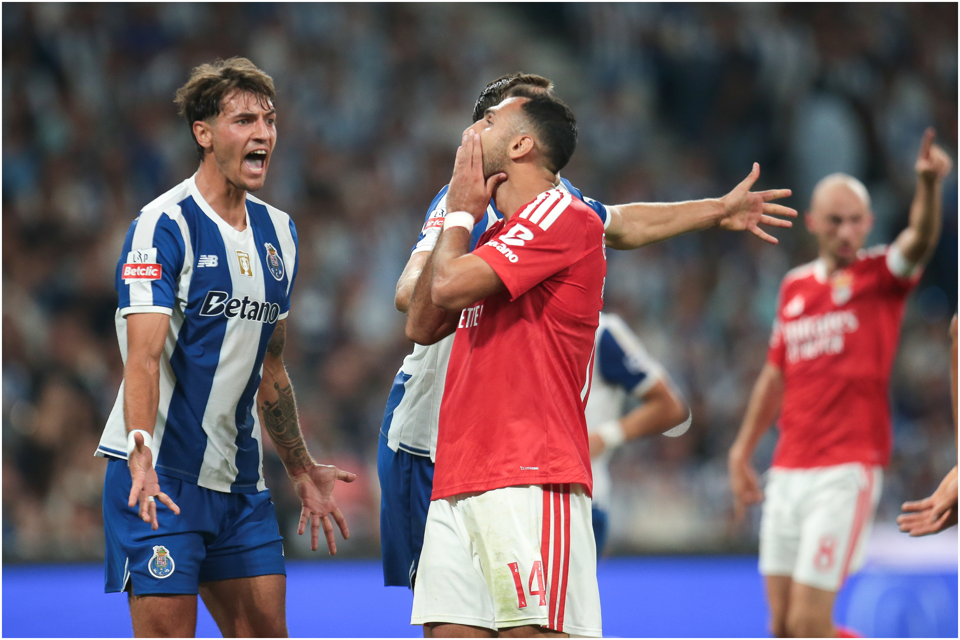 Pavlidis se lamenta en una ocasión del Benfica