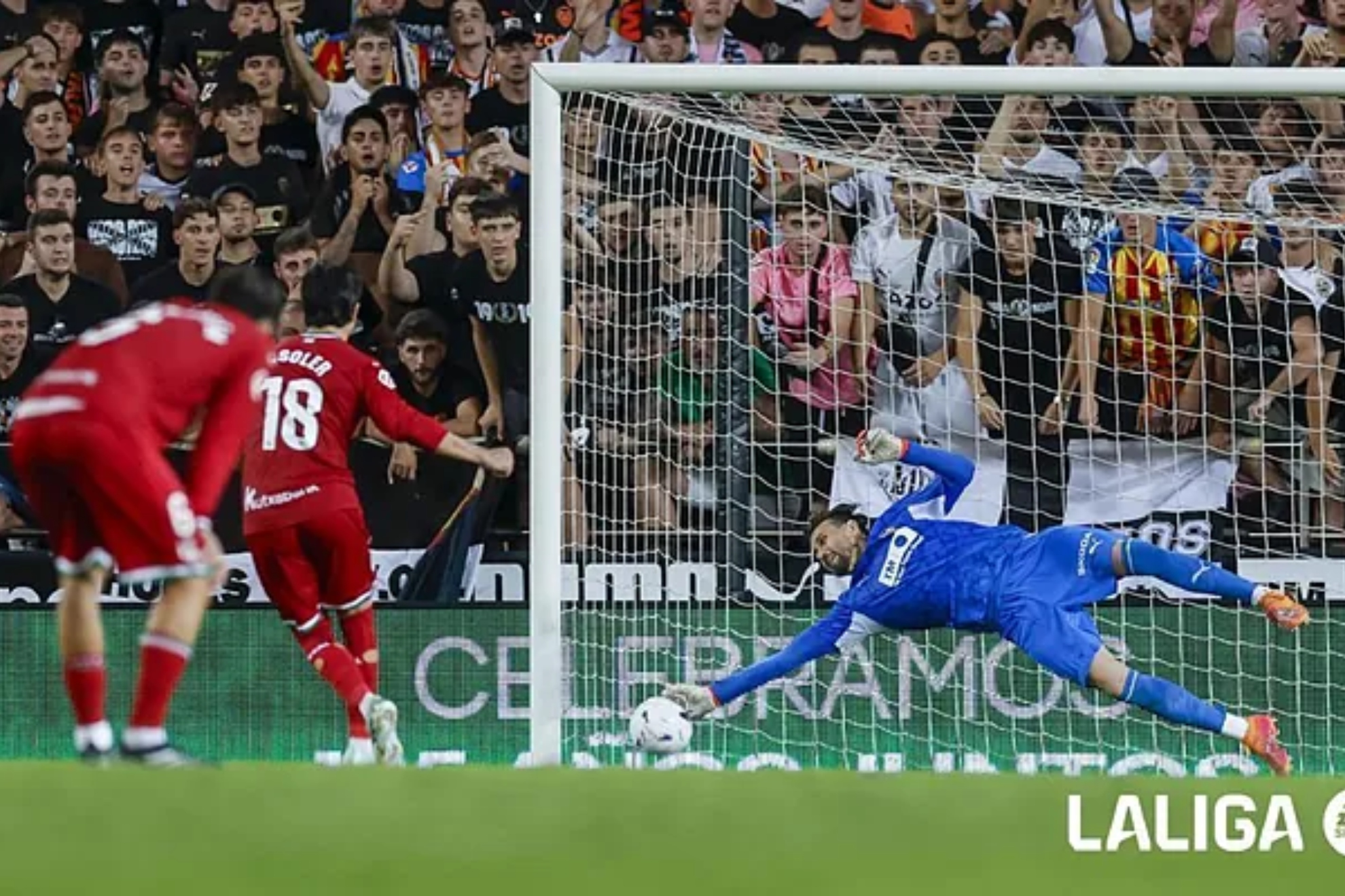 Carlos Soler transforma el penalti que lanzó para la Real en Mestalla. LALIGA