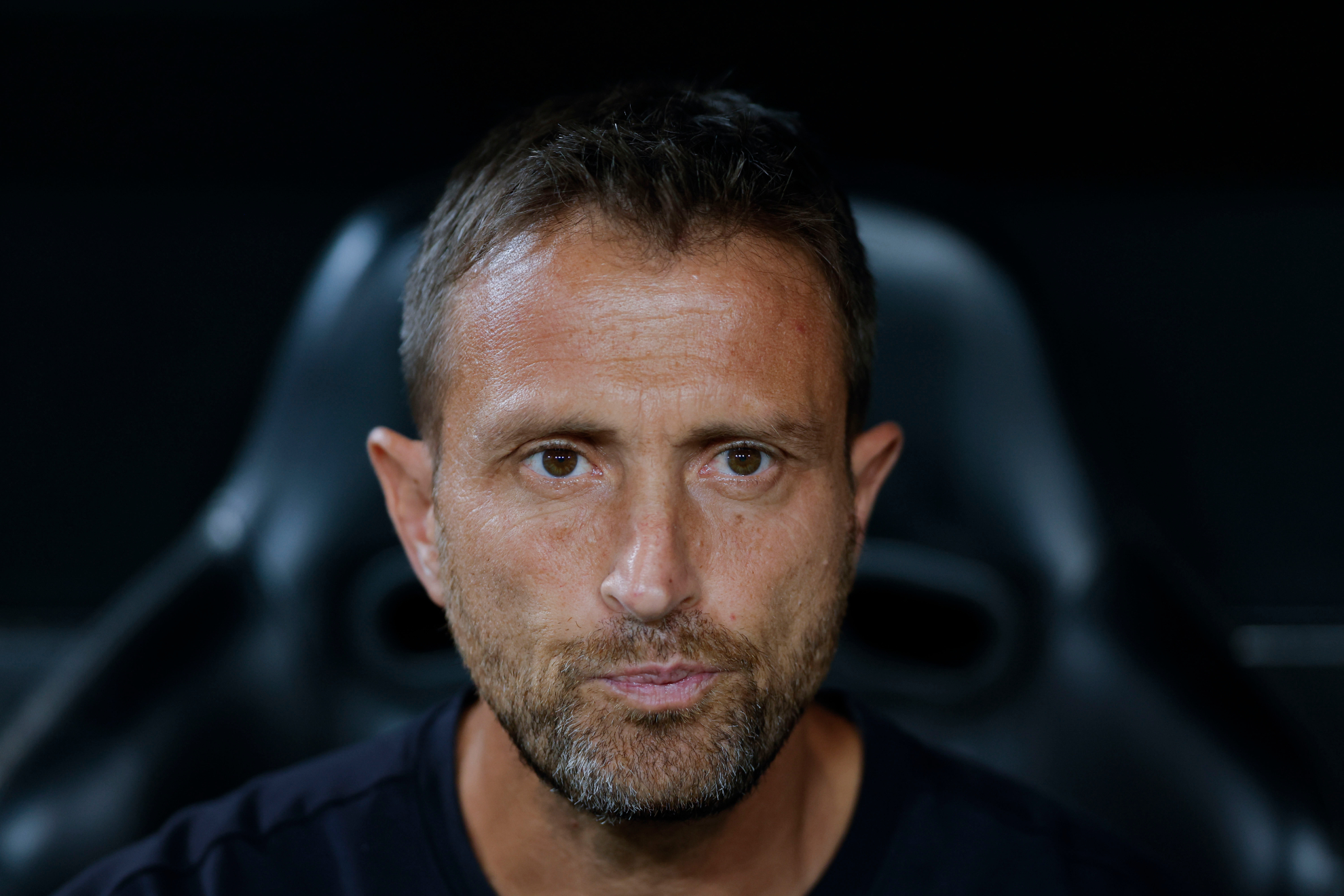 Oscar Sánchez, entrenador del Valencia, en el banquillo de Mestalla. EFE