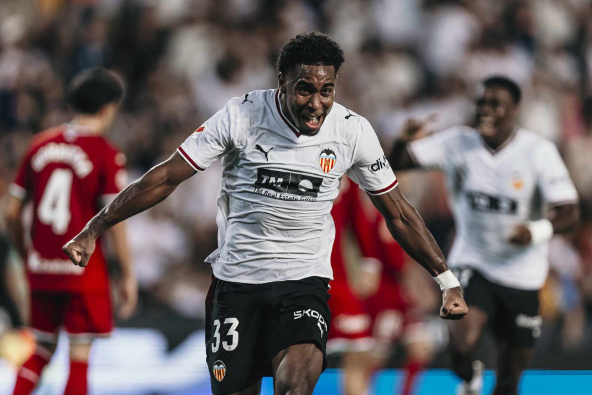 Aarón Mayol celebra su gol a la Real Sociedad. VALENCIA CF