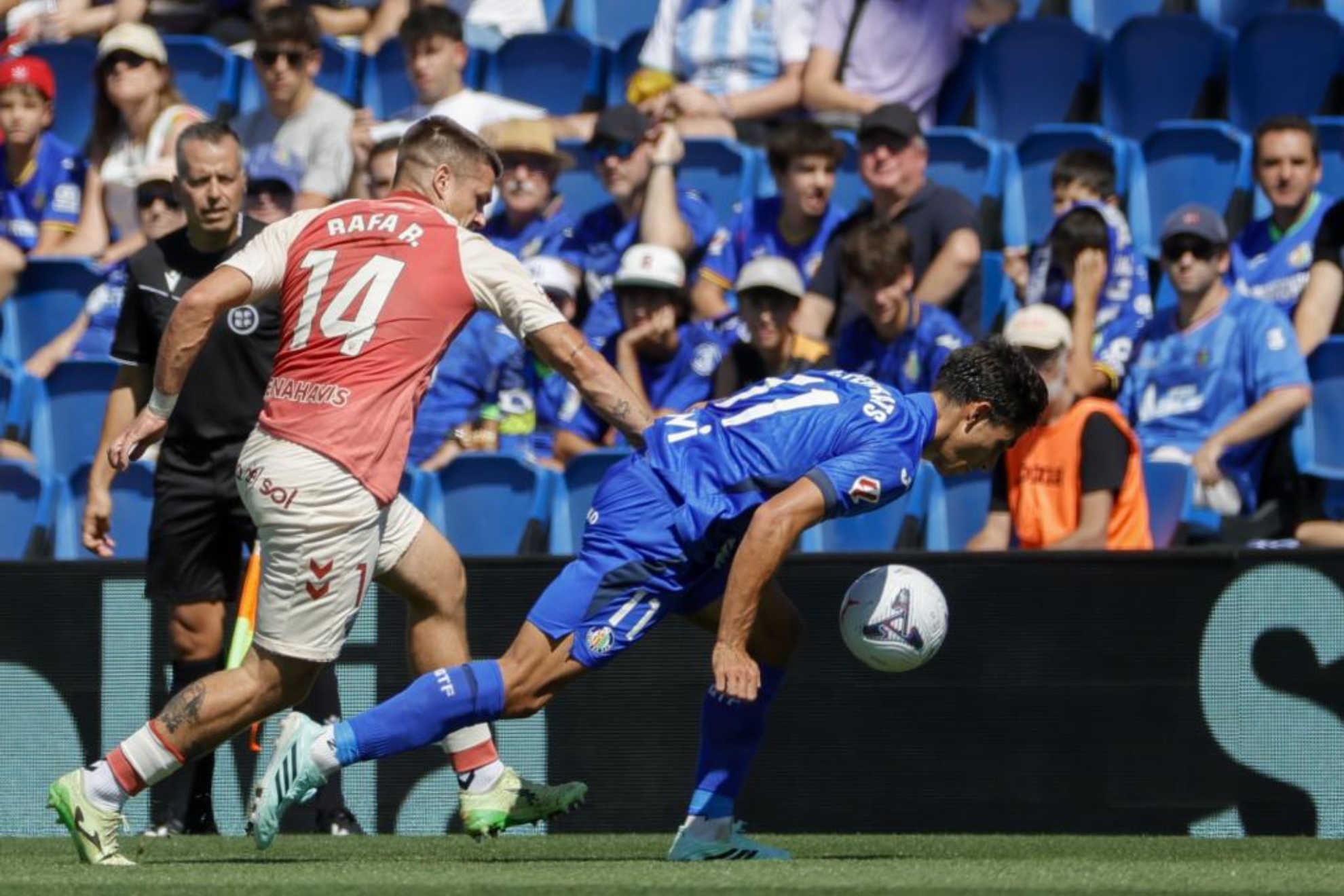Terrats, ante el Málaga. EFE