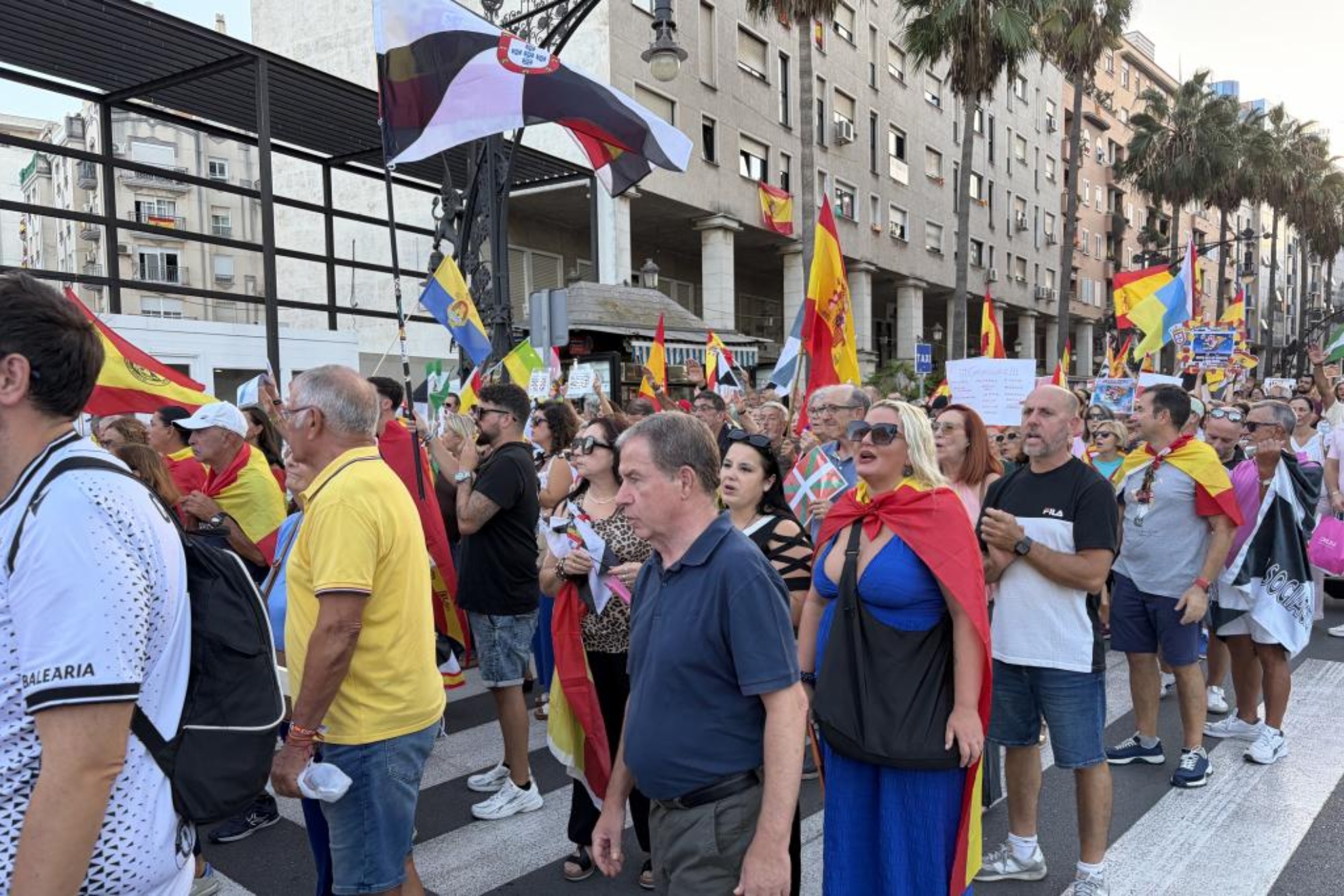 Manifestantes por las calles de Ceuta. EFE