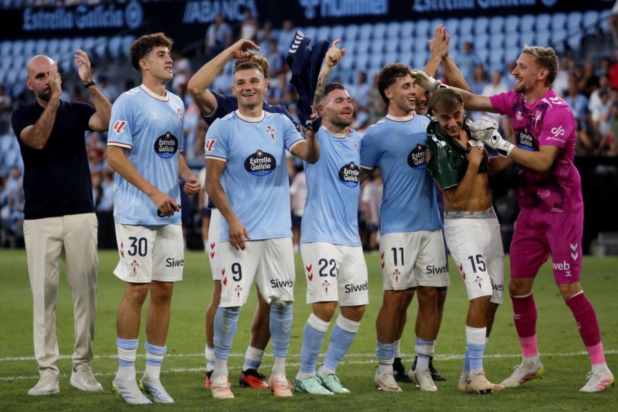 Los jugadores del Celta celebran el triunfo ante el Racing. JORGE LANDÍN (MARCA)