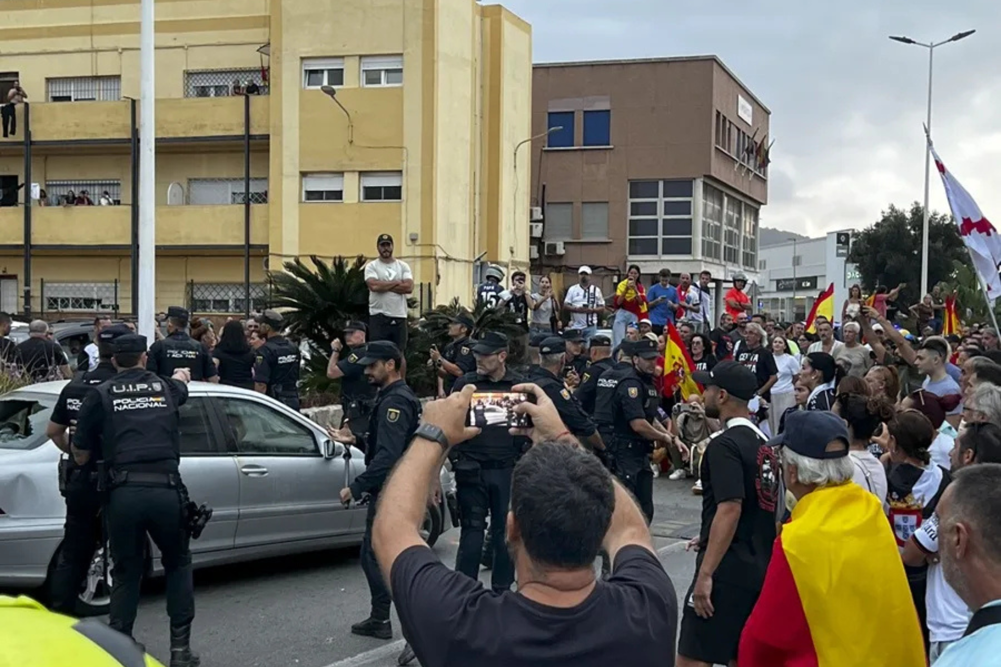 Momento en el que se abalanzan sobre el coche de la diputada de Ceuta Ya! EFE