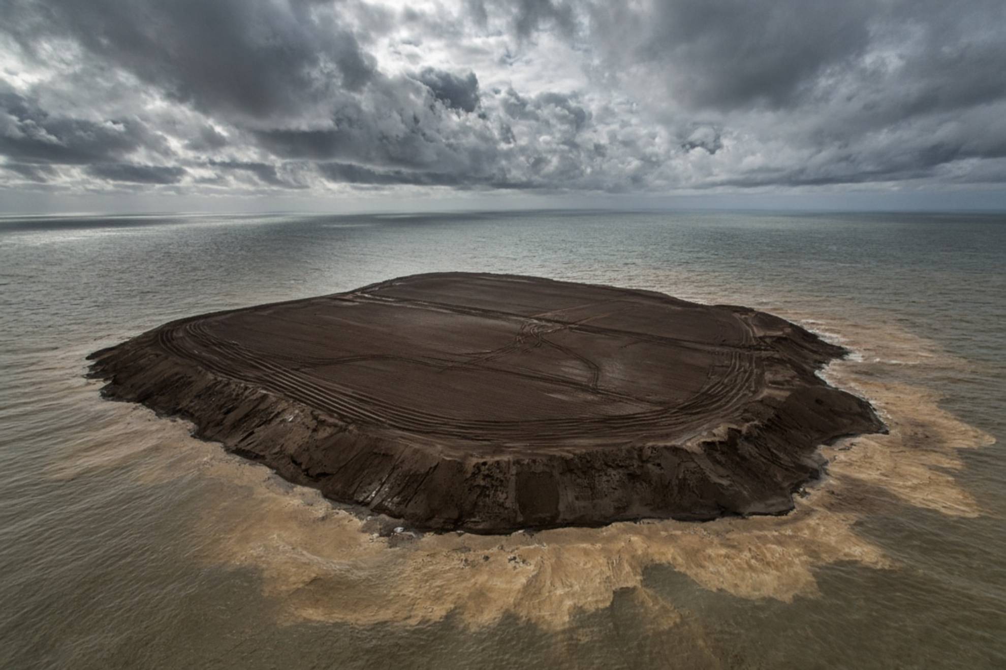 Isla artificial de lodo. Creada con IA