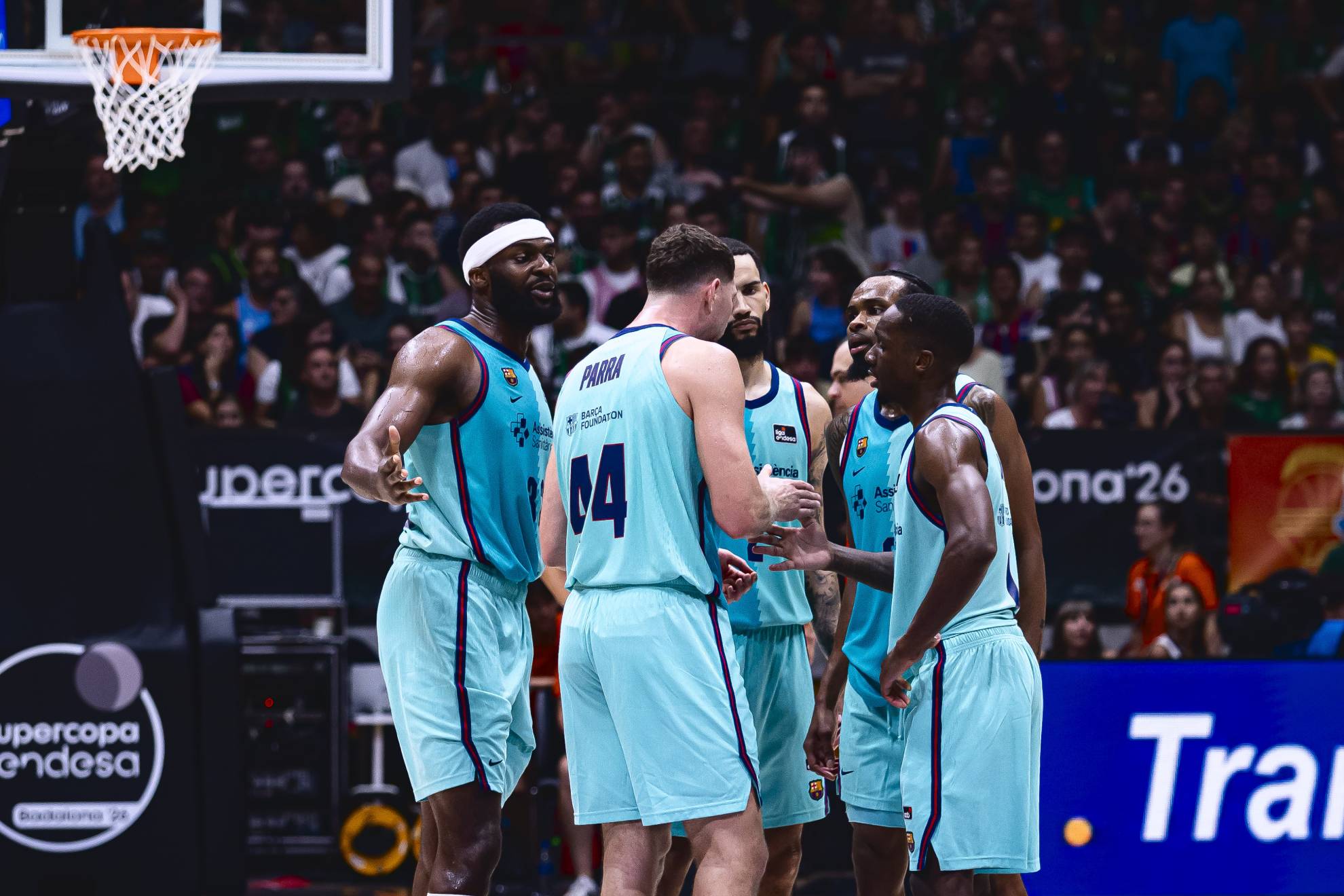 Los jugadores del Barcelona se reúnen durante la final de la Supercopa Endesa.