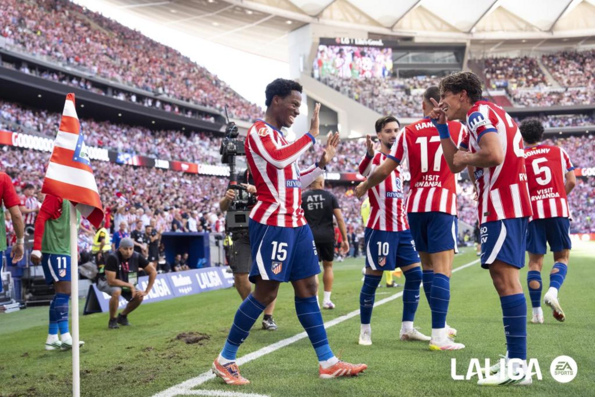 Los jugadores del Atlético celebran el 2-0 ante el Madrid.