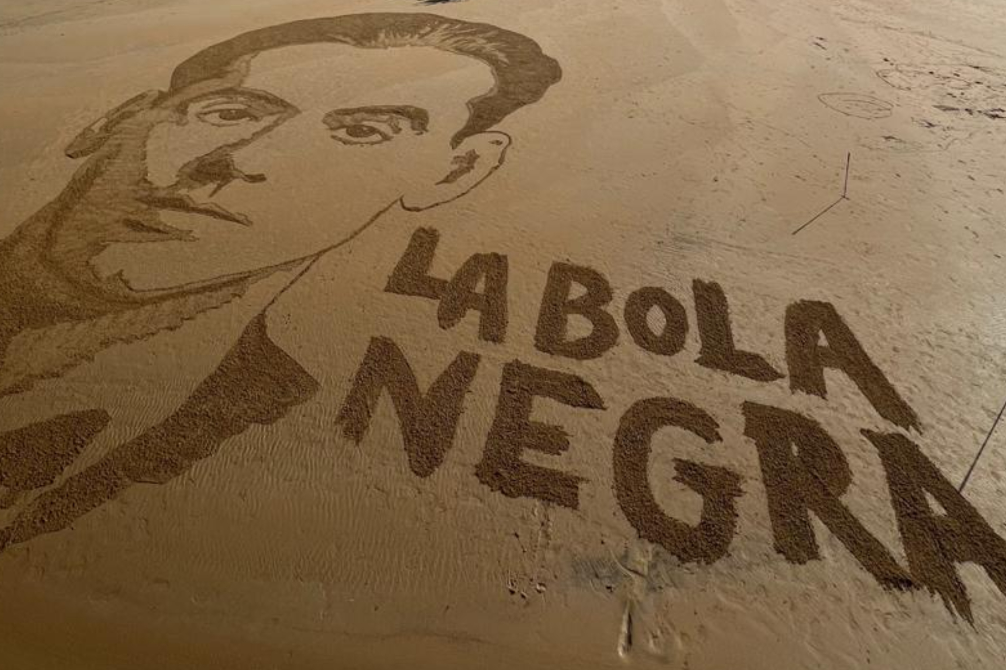 La figura de Lorca emerge en la arena de la Playa de la Concha para homenajear a ‘La bola negra’ Elastica Films