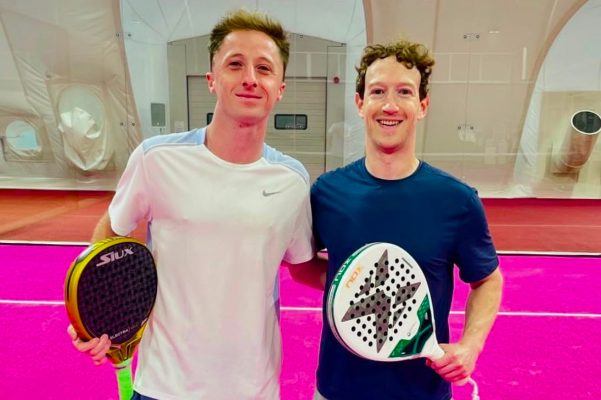Marc Zuckerberg, jugando al pádel con un amigo.