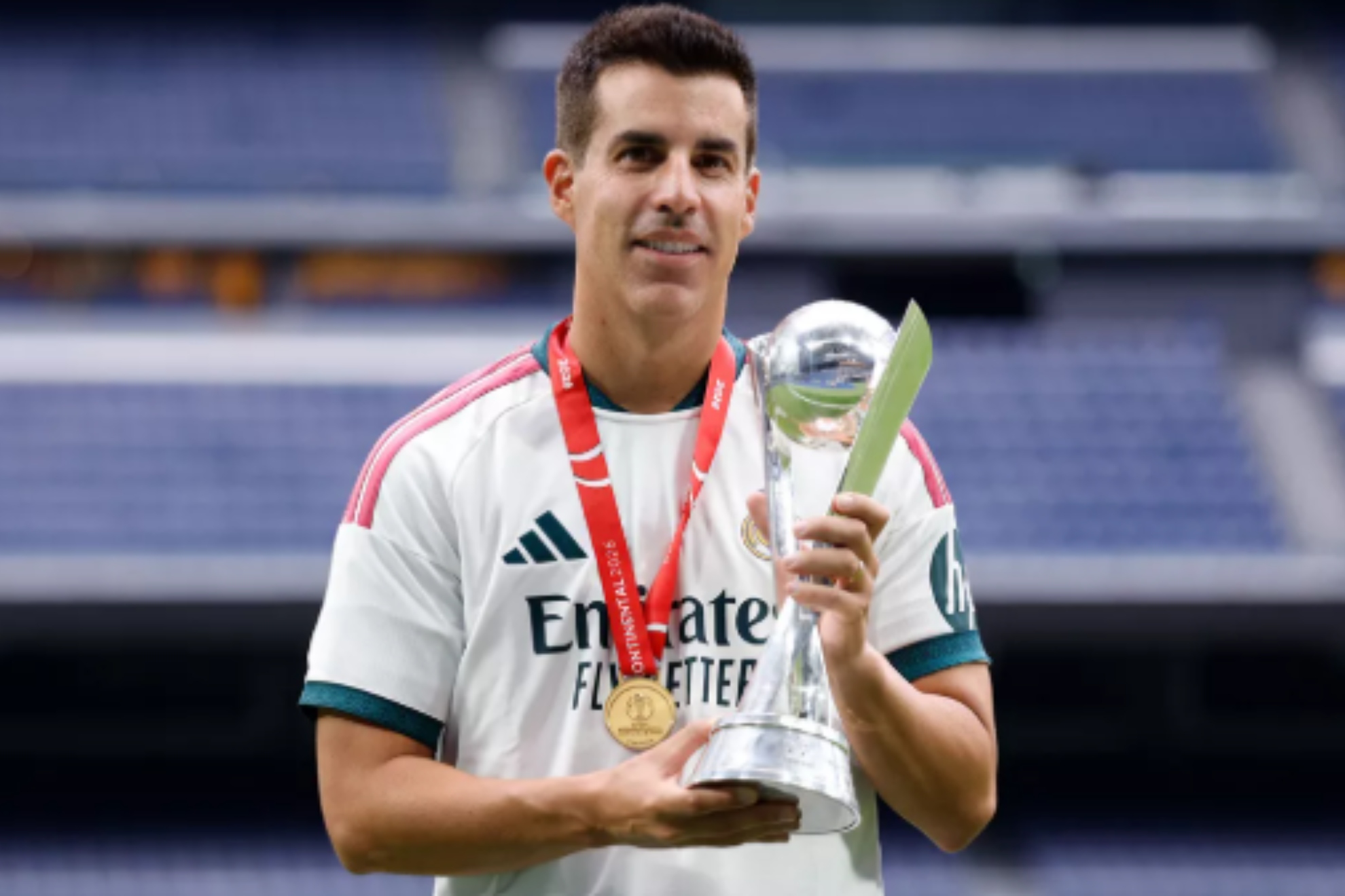 Álvaro López, con el trofeo de la Intercontinental sub 20 conquistado el pasado sábado. REALMADRID.COM