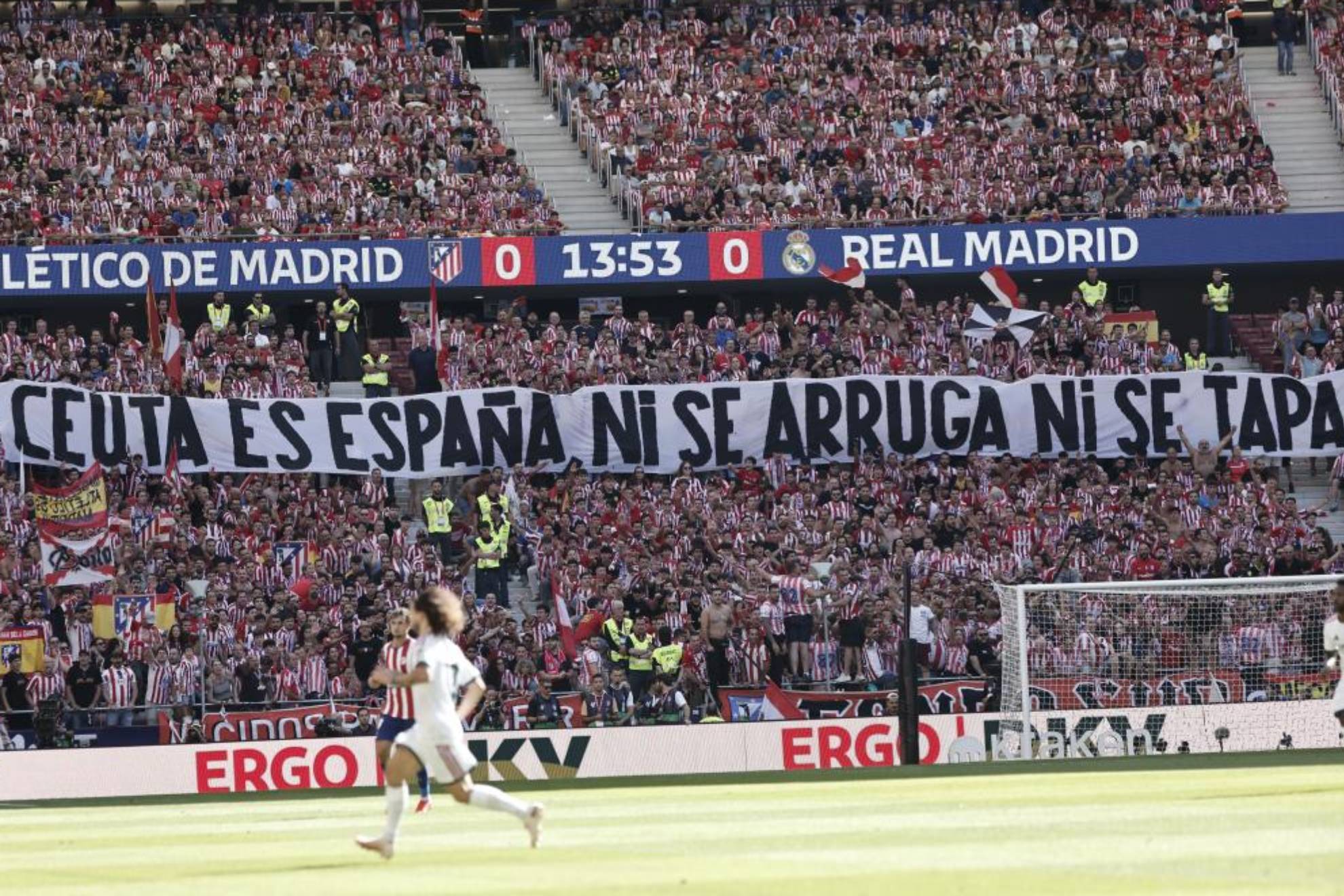Una imagen de la pancarta en el fondo del Metropolitano EFE