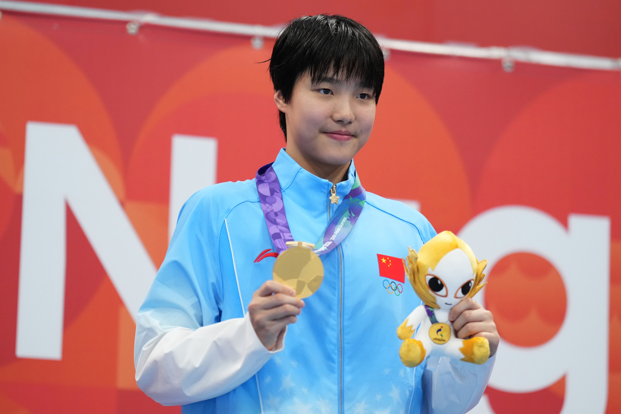 Yu Zidi posa con el oro en los 200 estilos de los Juegos Asiáticos. LAPRESSE