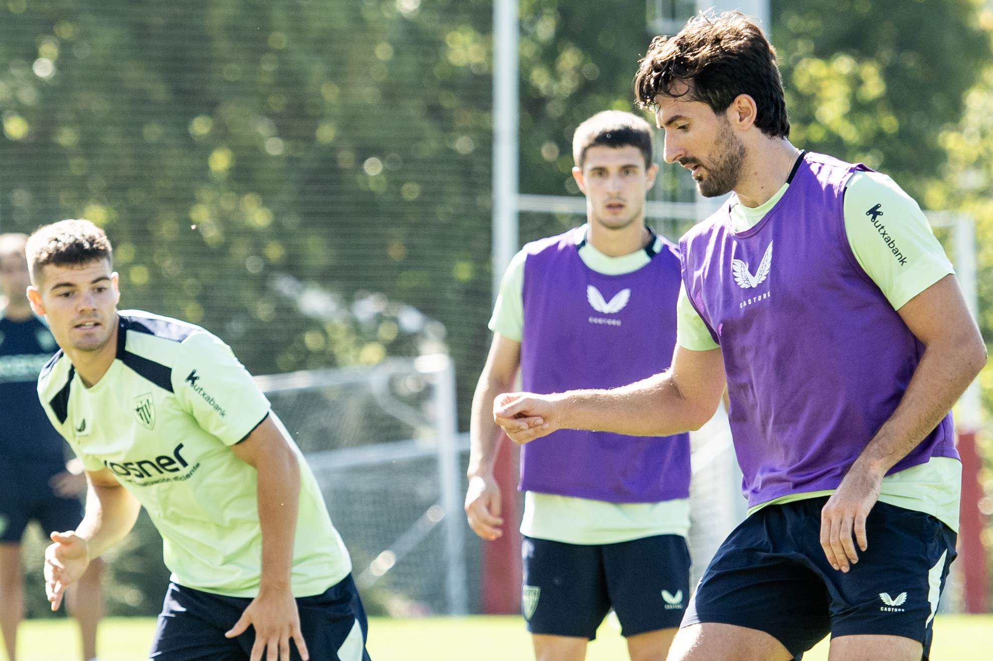 Vivian, entre Canales y Gerenabarrena durante el entrenamiento de este lunes.