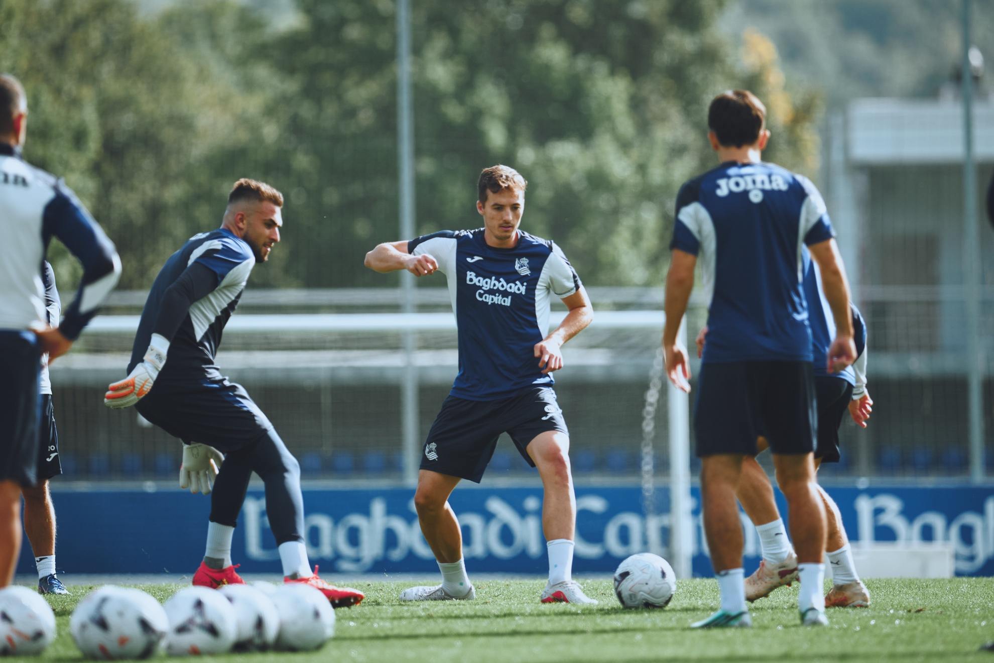 Jon Pacheco, entre varios compañeros de la Real, en el entrenamiento de este lunes. REAL SOCIEDAD