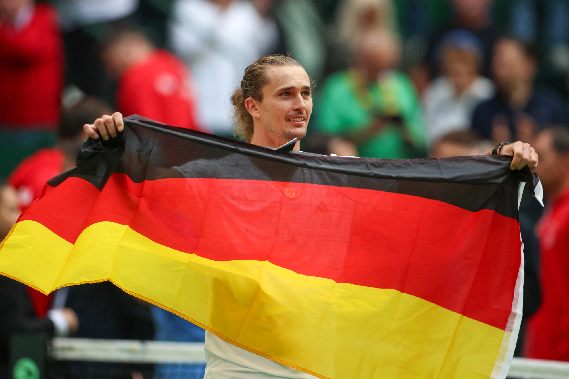 Alexander Zverev celebra con una bandera alemana tras derrotar al croata Dino Prizmic. LAPRESSE
