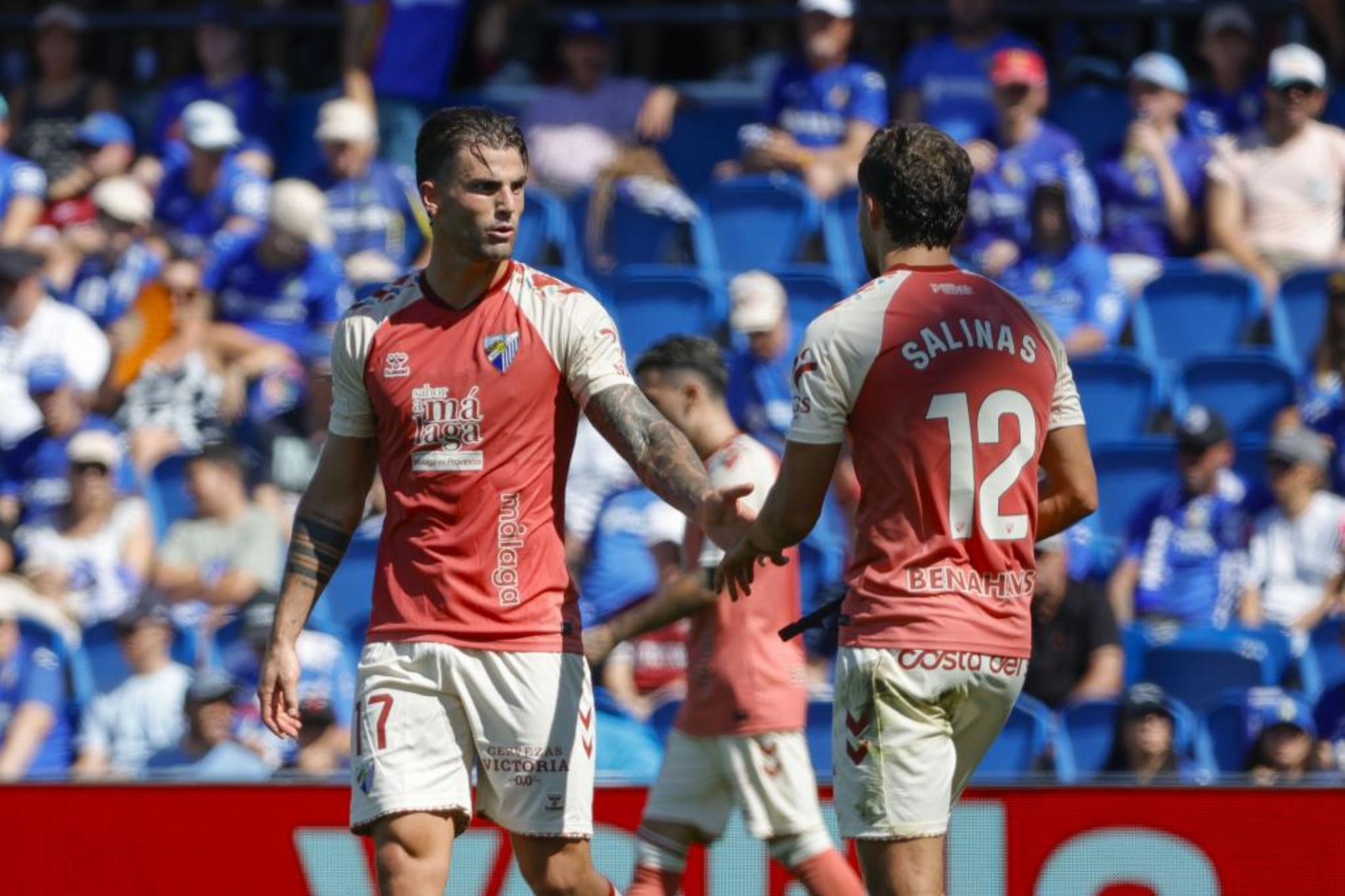 Los jugadores el Málaga Eneko Jauregi y José Salinas durante el partido correspondiente a la jornada 7 de LaLiga EFE