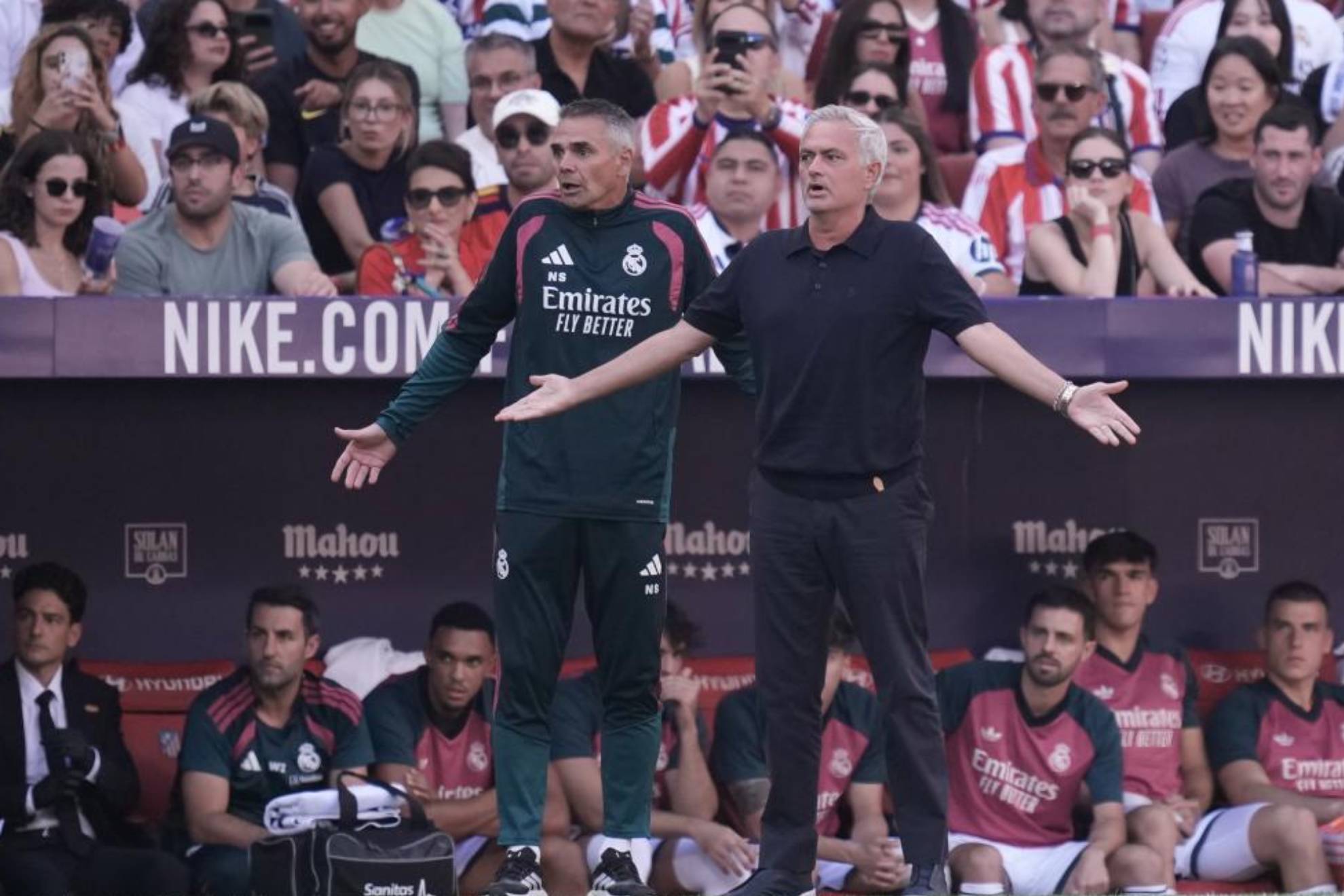 Mourinho, en un momento del derbi del pasado domingo en el Metropolitano.