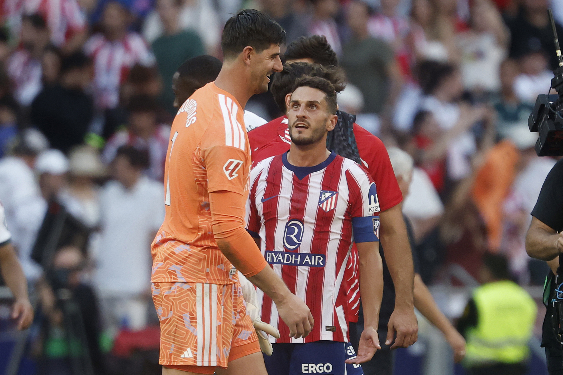 Courtois y Koke, al término del derbi en el que el Atlético venció 2-1 al Real Madrid. Chema Rey
