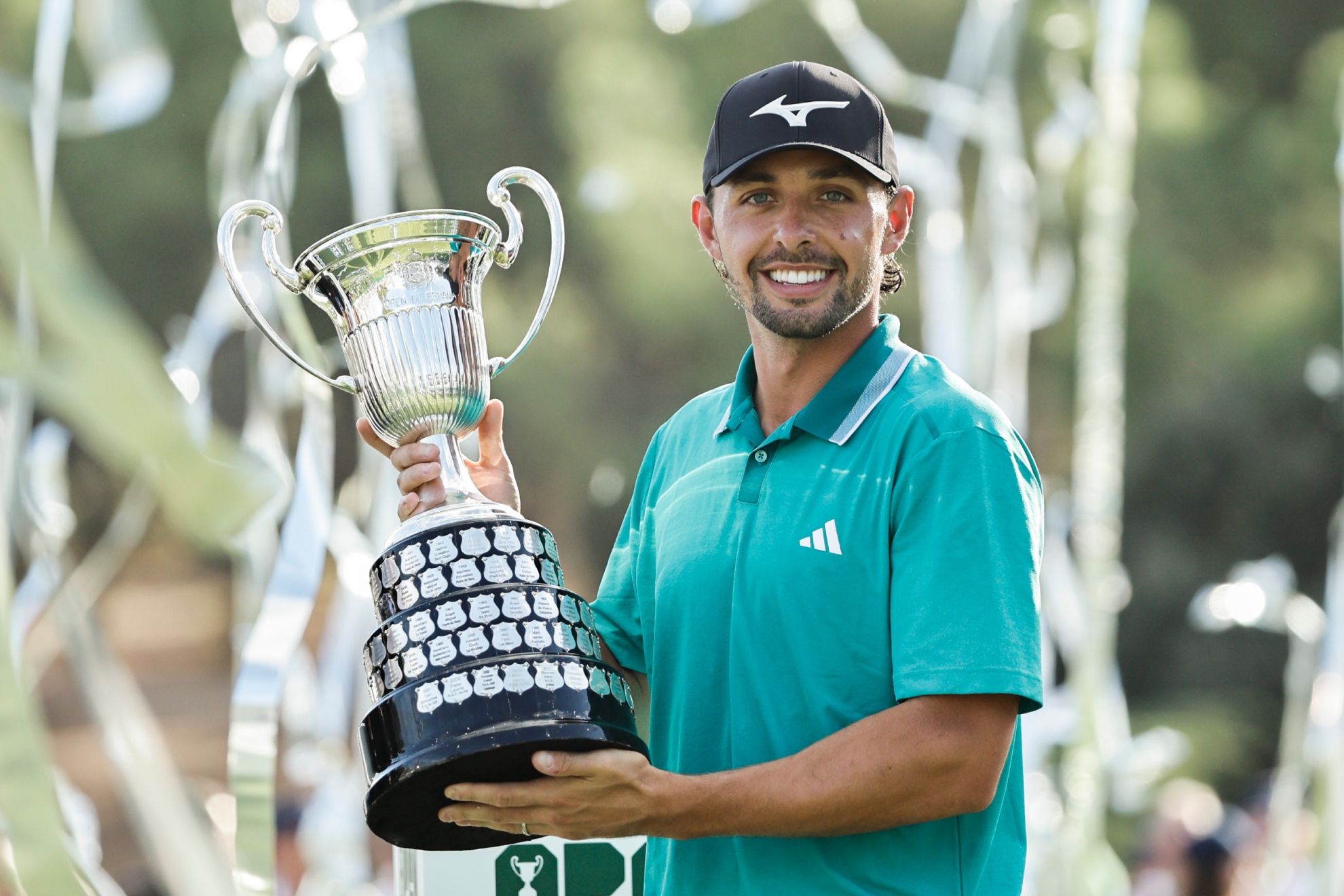 Marco Penge con el trofeo del Open de España 2025. EFE