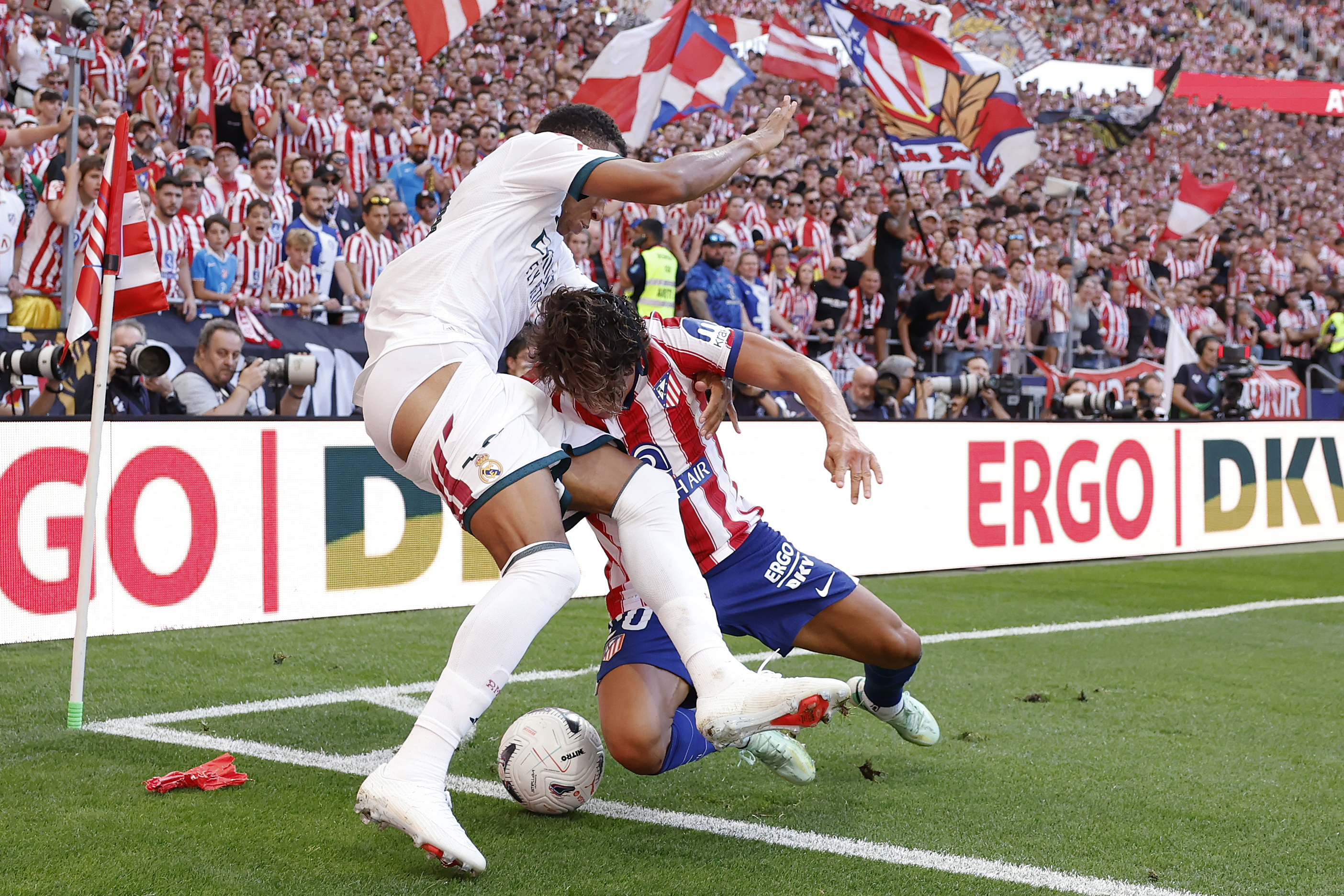 Giuliano Simeone se lanza a por Mbappé durante el derbi y mediodesnuda al madridista. Chema Rey