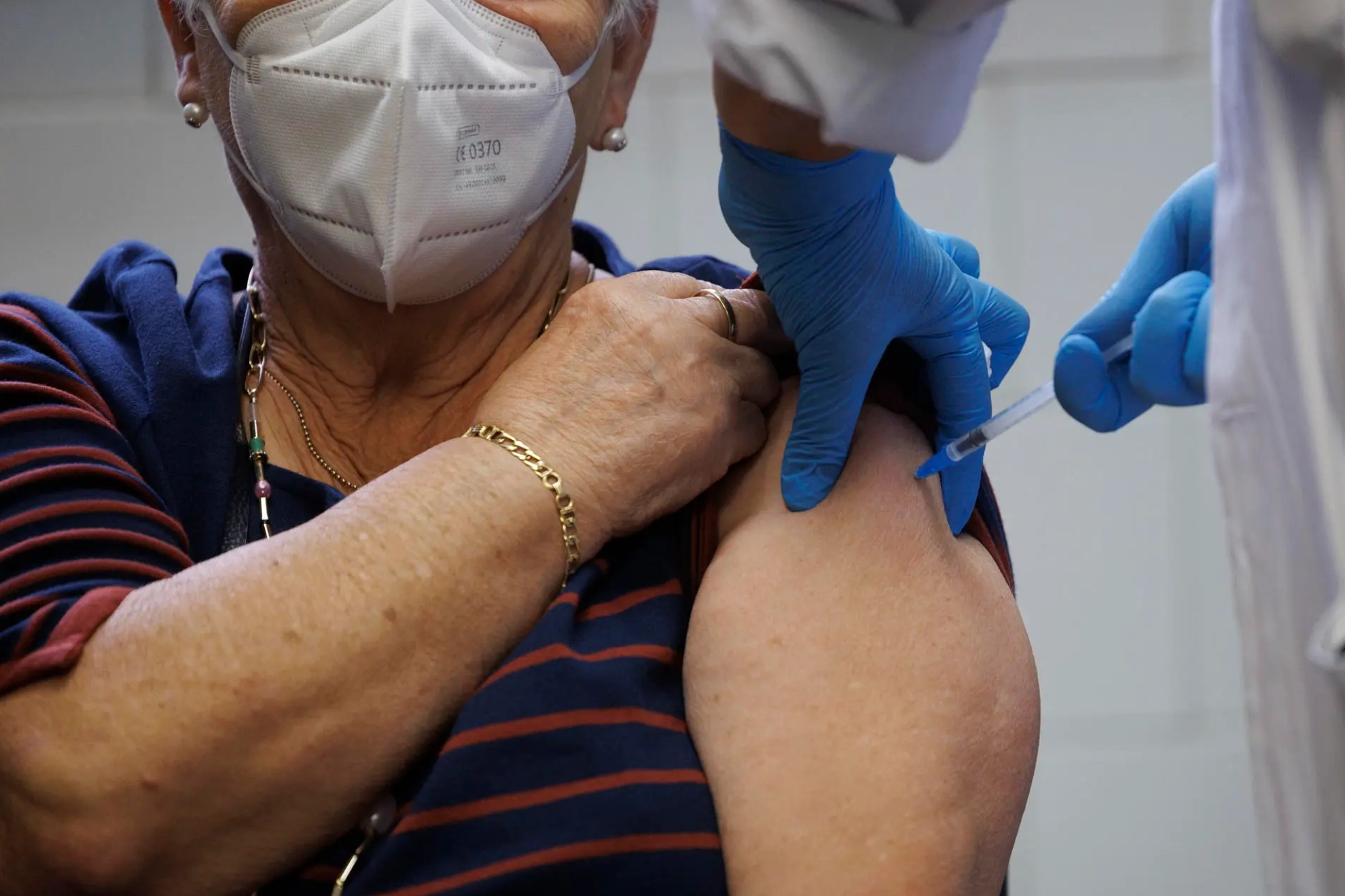 El COVID-19 repunta frente a la gripe en septiembre y adelanta la vacunación autonómica en plena ola de calor EFE