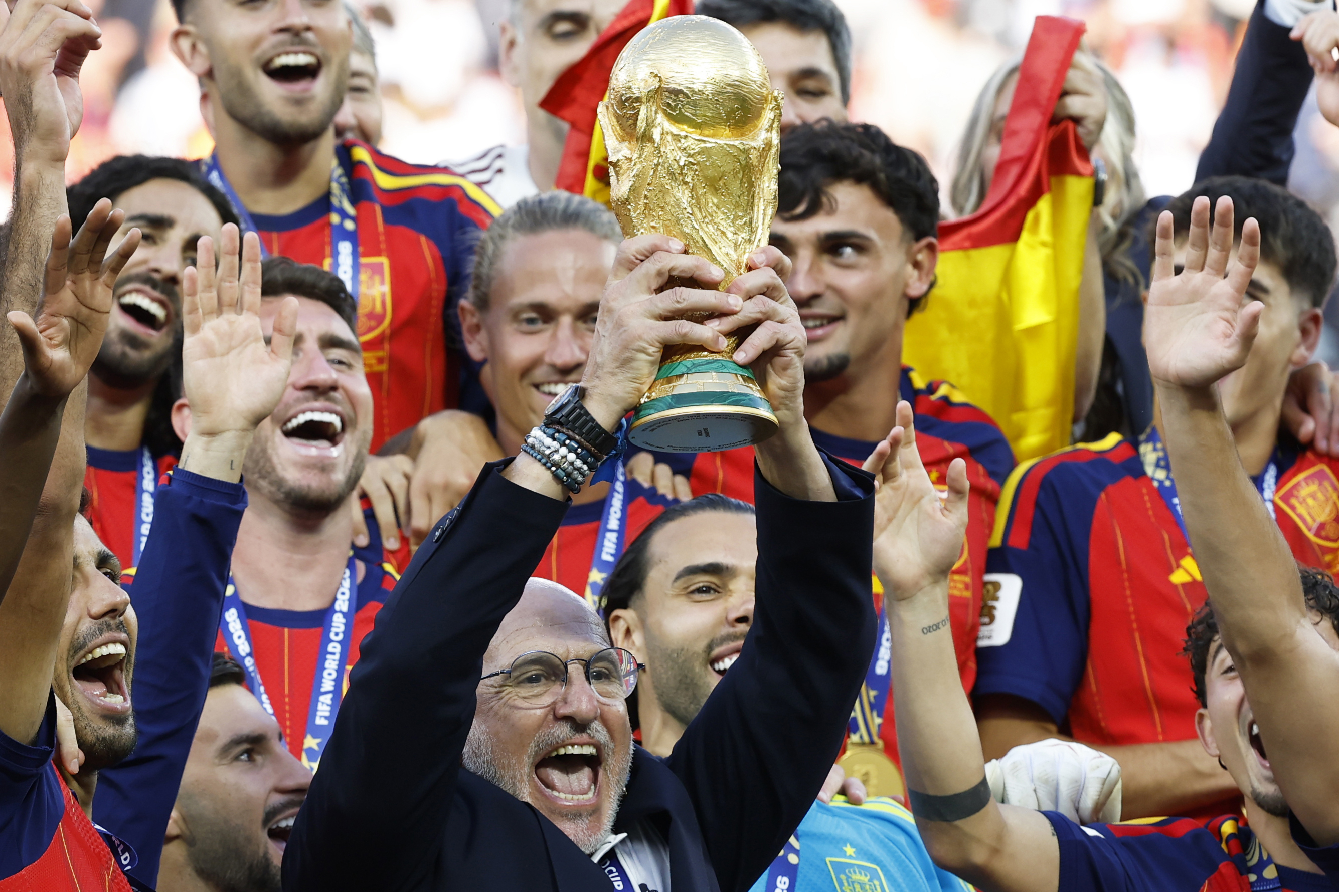 Luis de la Fuente levanta el trofeo de la copa del mundo. Chema Rey