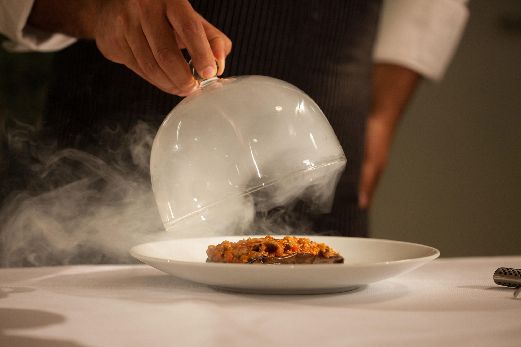 Imagen de un chef con un plato. Pixabay.