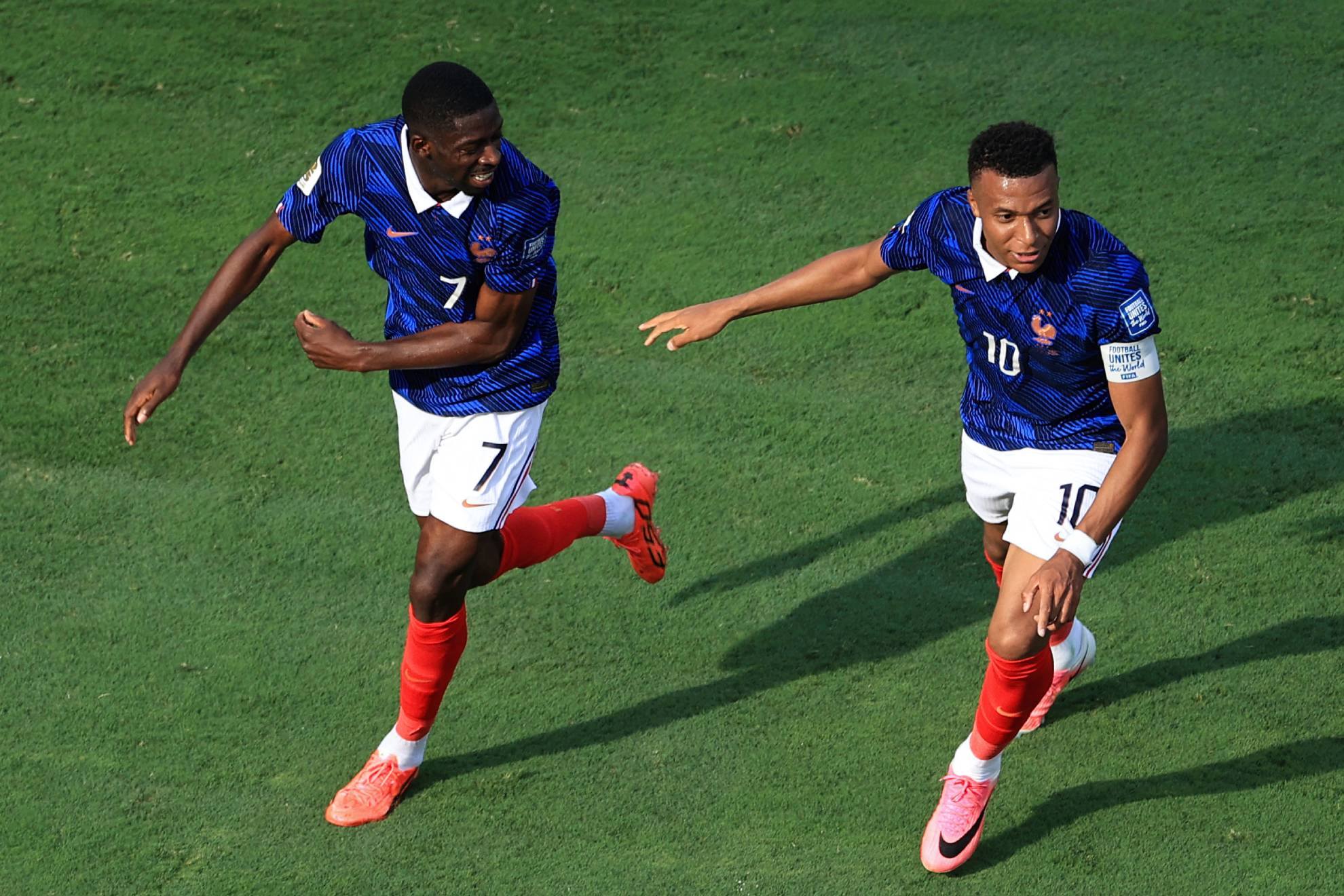 Mbappé y Dembélé durante un partido con Francia. Offside via Getty Images