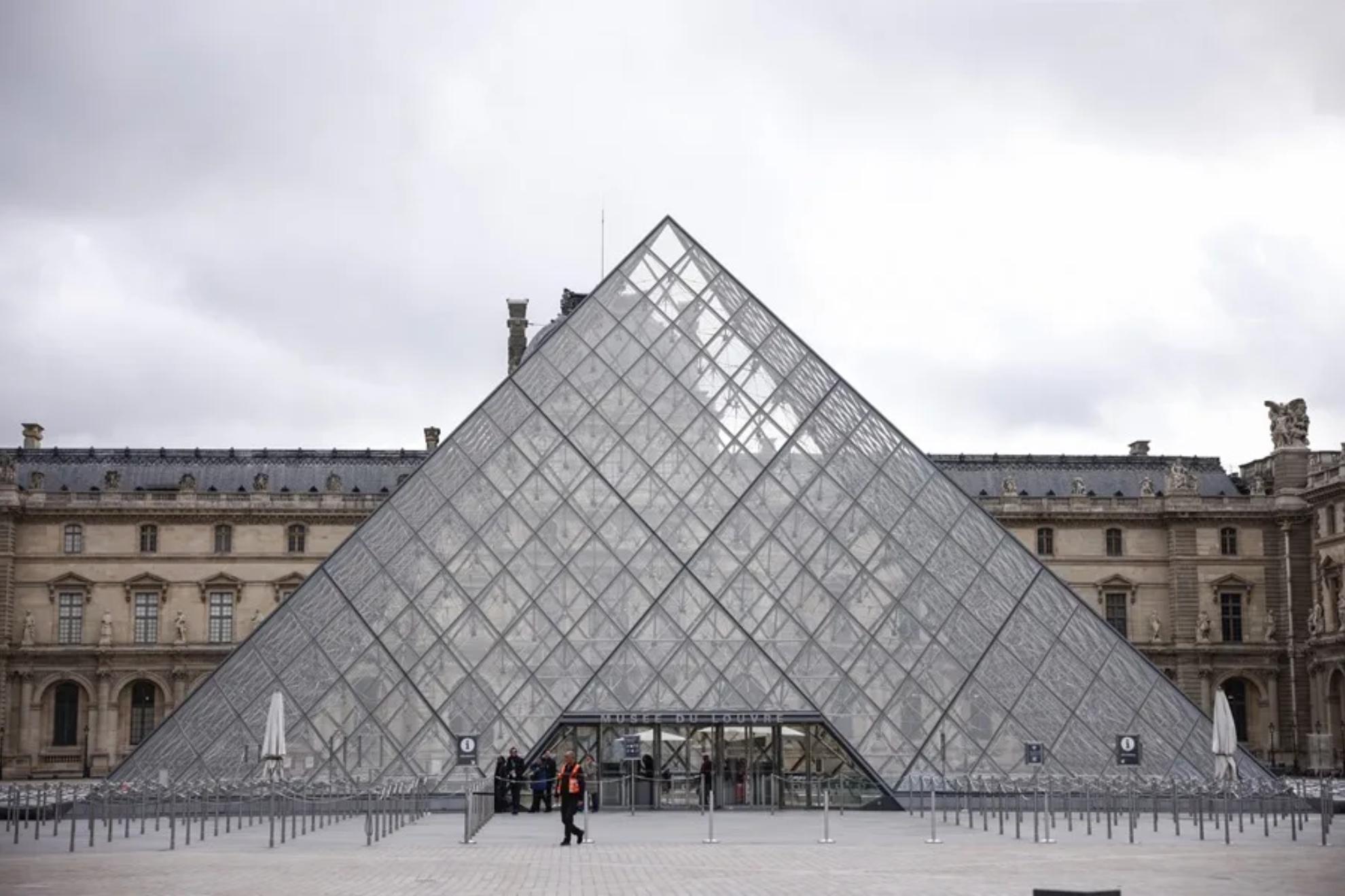 Dos ciudadanos alemanes, detenidos tras colgar sus cuadros en el Louvre junto a la 'Mona Lisa'. EFE