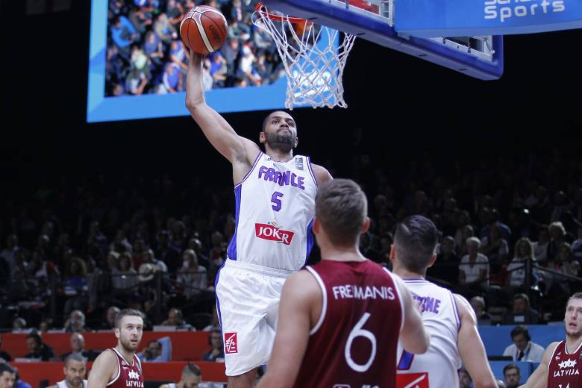 Nico Batum se dispone a hacer un mate en un encuentro con la selección de Francia. ÁNGEL RIVERO