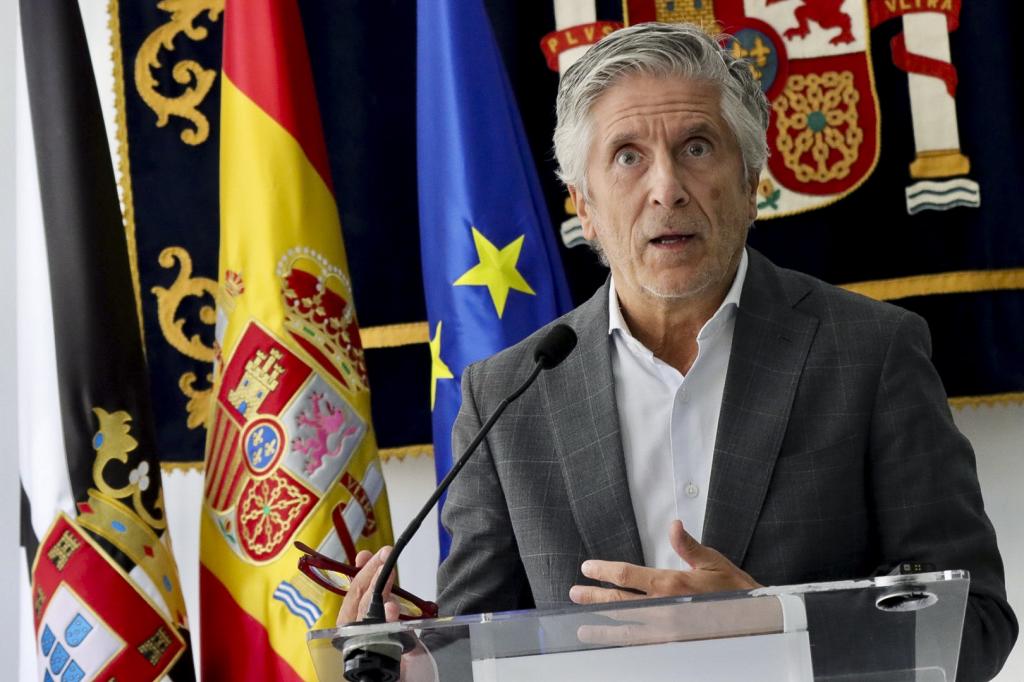 El ministro del Interior, Fernando Grande-Marlaska, durante su comparecencia ante los medios en la sede de la delegación del gobierno en Ceuta este lunes. EFE
