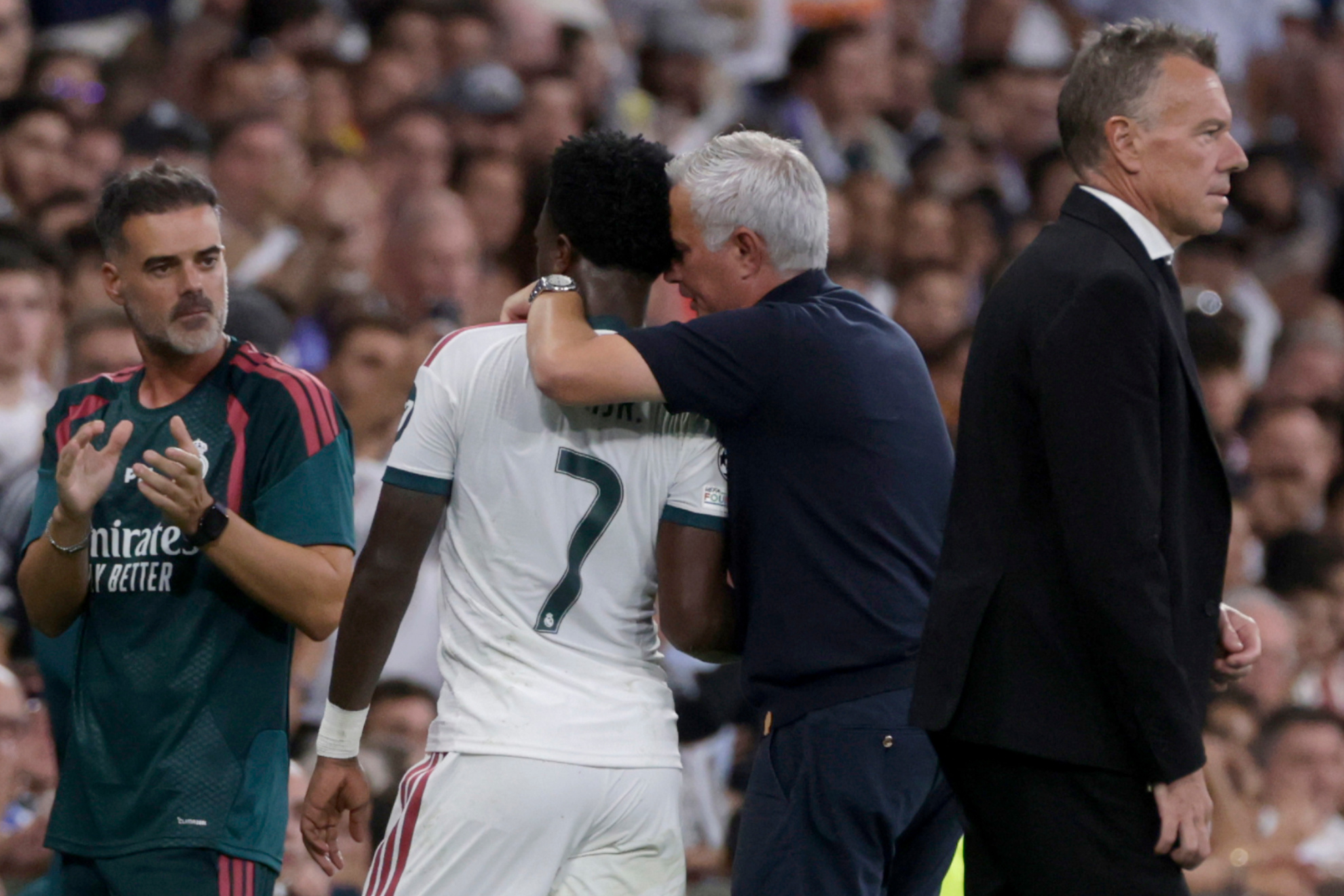Mourinho habla con Vinicius tras un cambio.
