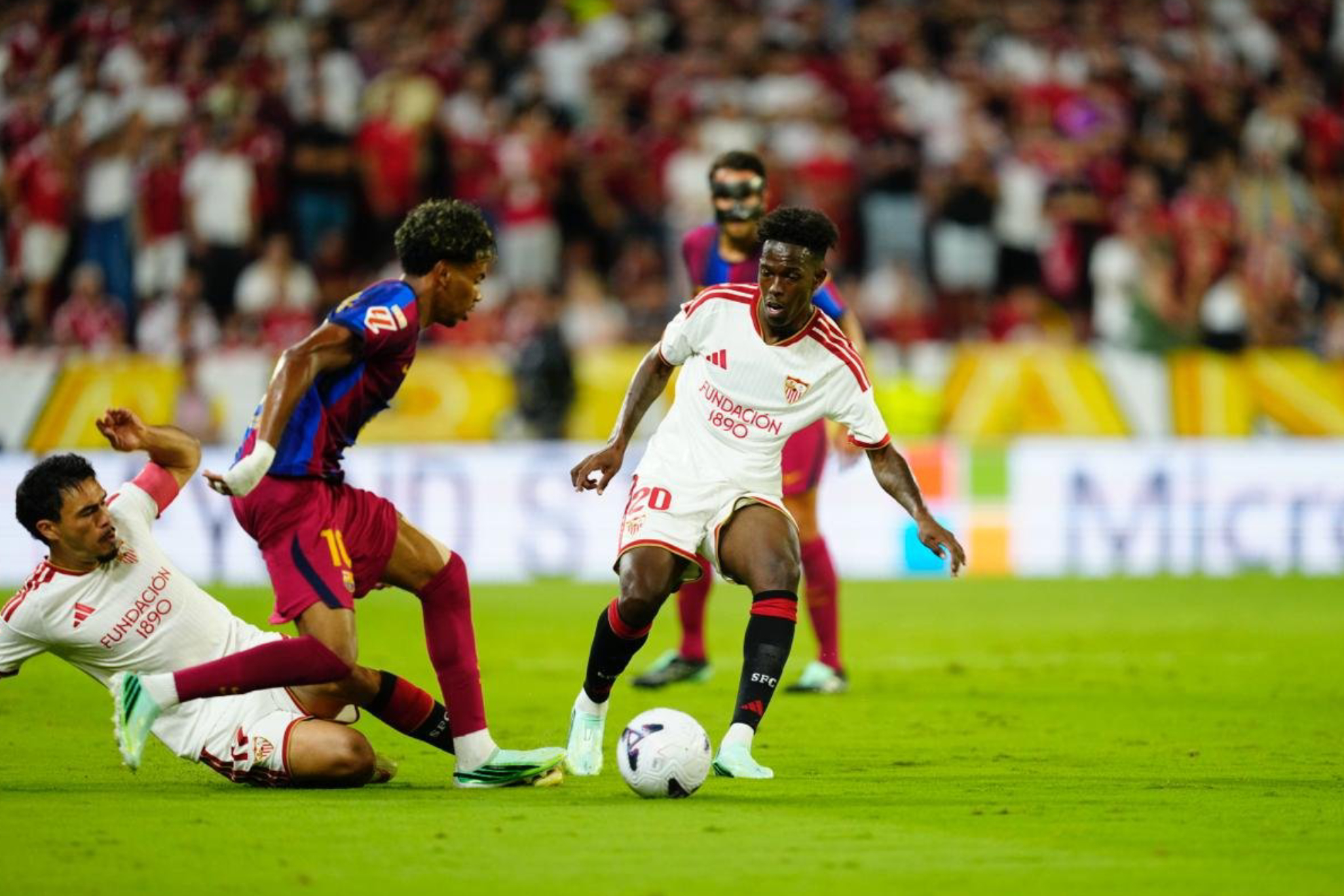 Félix Correa disputa el balón en el partido frente al Barcelona. SEVILLA FC