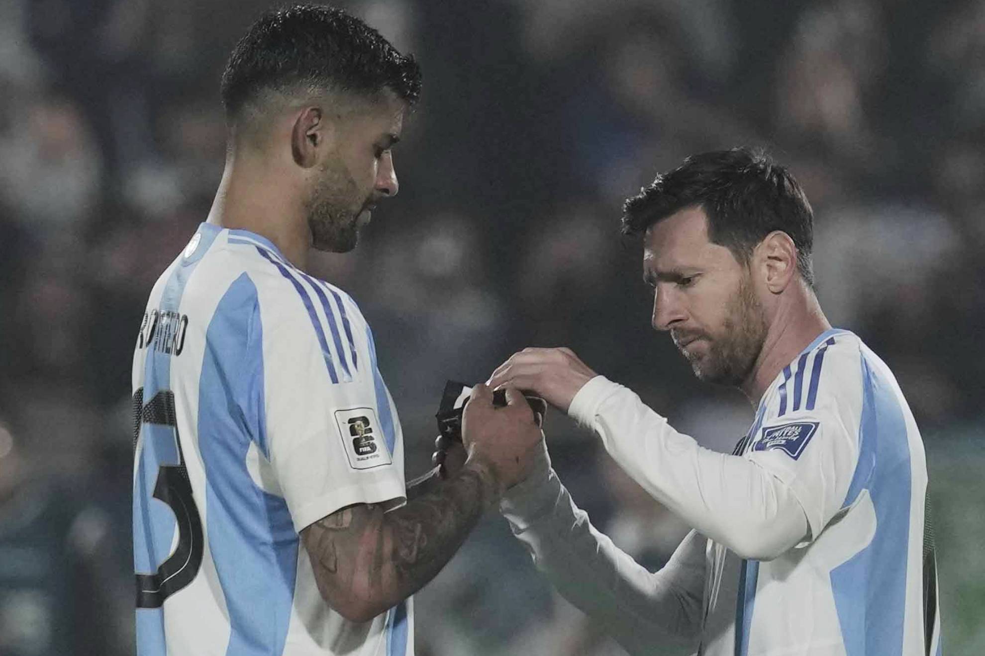 Cuti Romero postula a Messi para el Balón de Oro y retrata la realidad del galardón AP