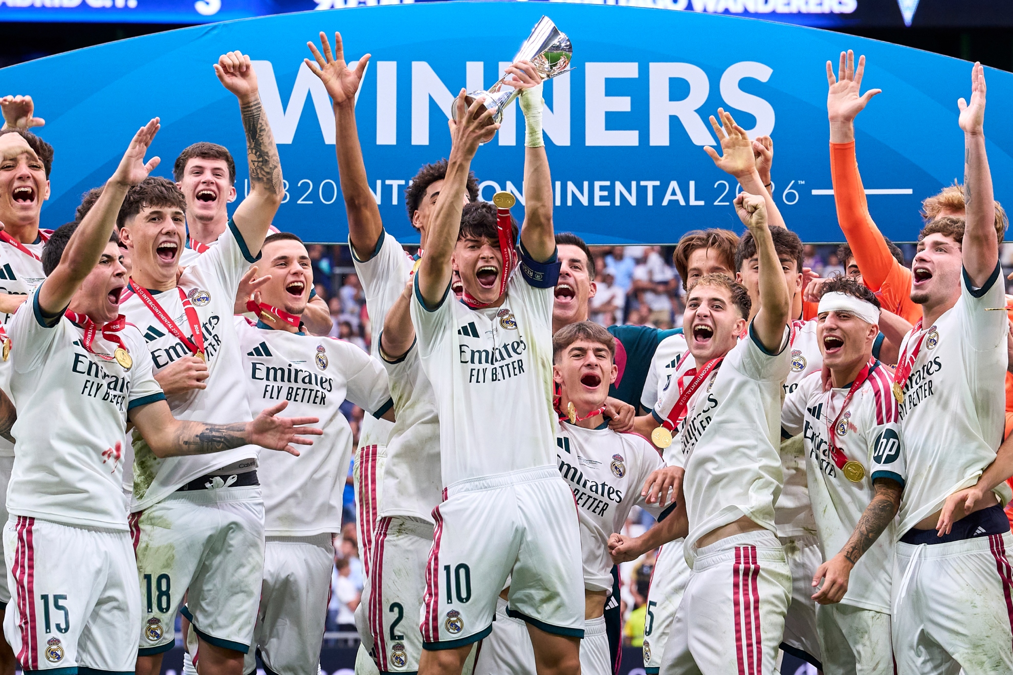 El Madrid levanta la copa de campeón. GETTY