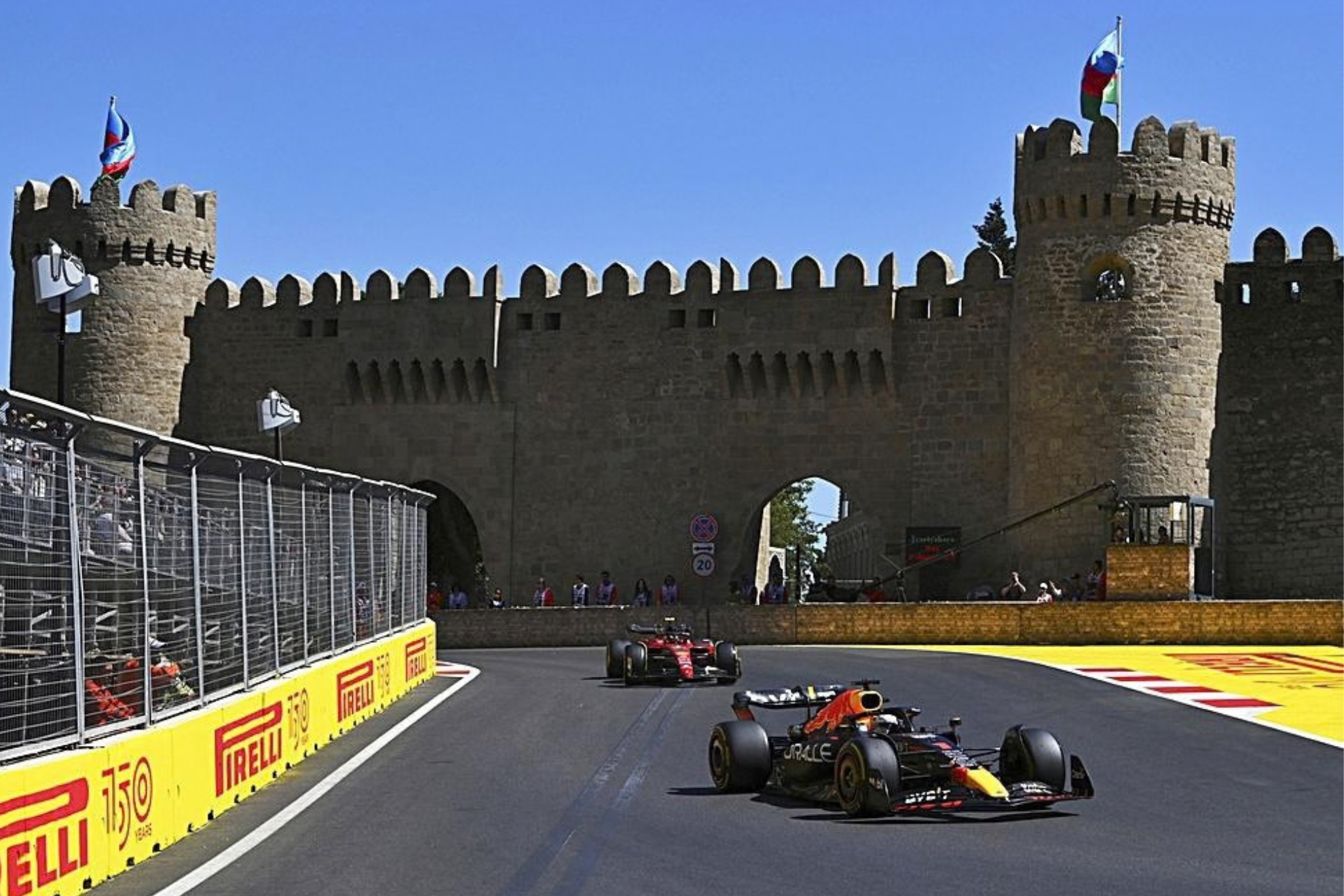 Max Verstappen y Carlos Sainz en Bakú durante el Gran Premio de Azerbaiyán 2023.