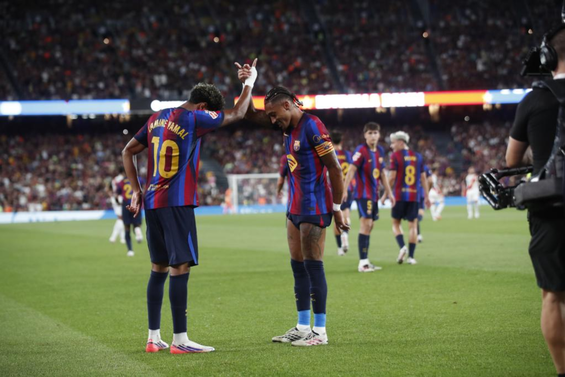 Raphinha y Lamine celebran un gol con su característico gesto.