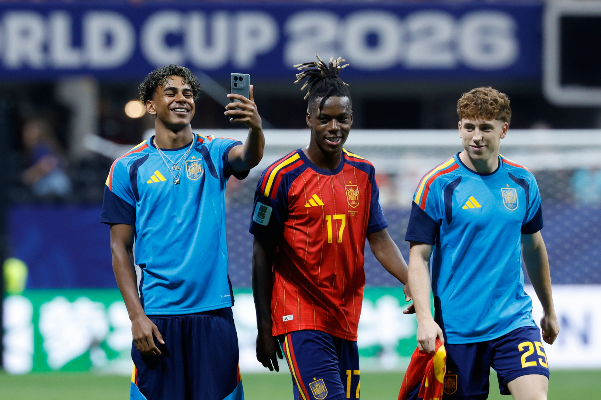 Lamine Yamal, Nico Williams y Víctor Muñoz, durante el Mundial. LAPRESSE