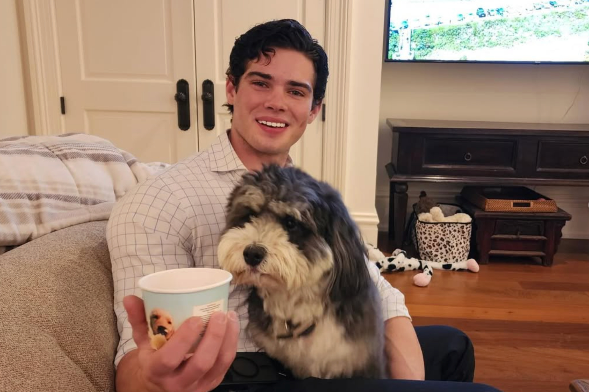 Clavicular, junto a un perro Instagram