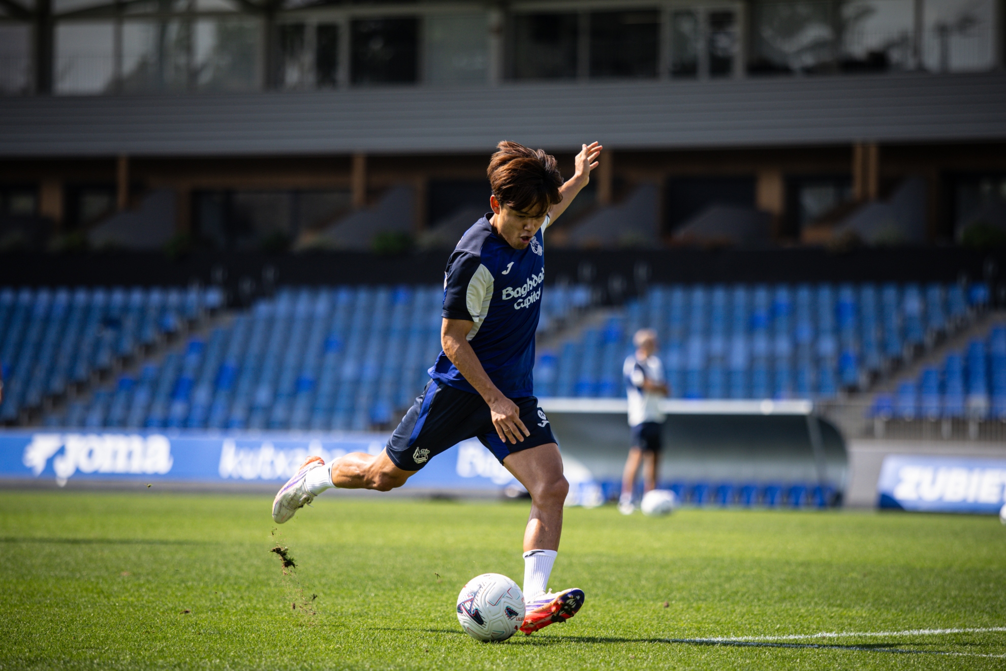 Take Kubo dispara a portería en un entrenamiento reciente con la Real. REAL SOCIEDAD