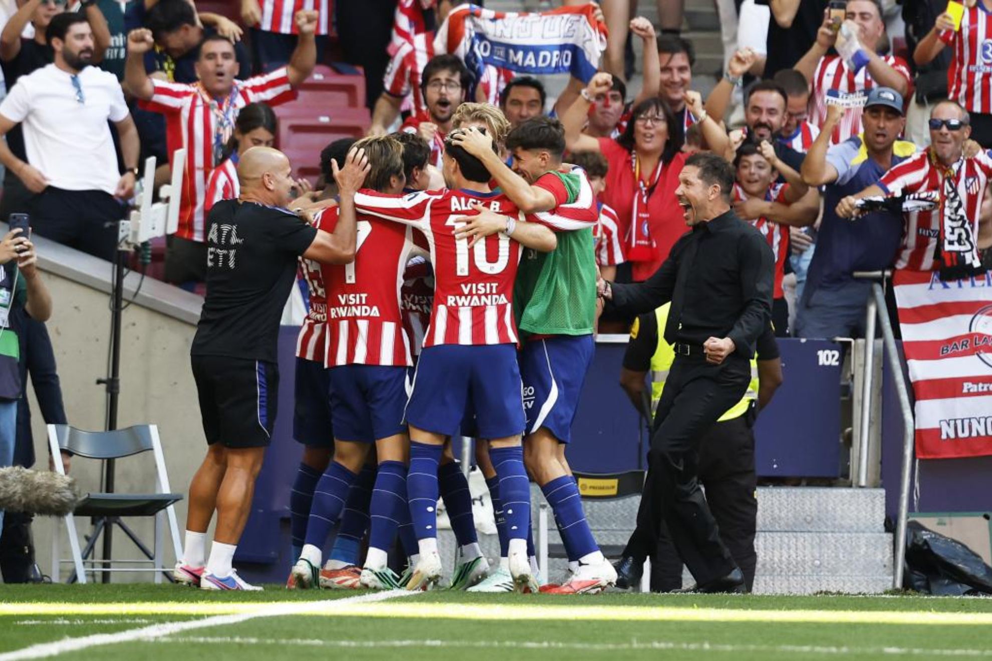 Simeone celebra uno de los goles ante el Madrid el pasado domingo.