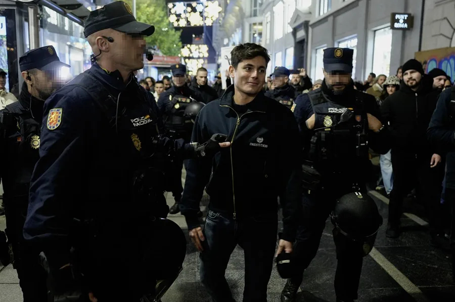 Vito Quiles escoltado por la Policía Nacional EFE/Borja Sánchez-Trillo