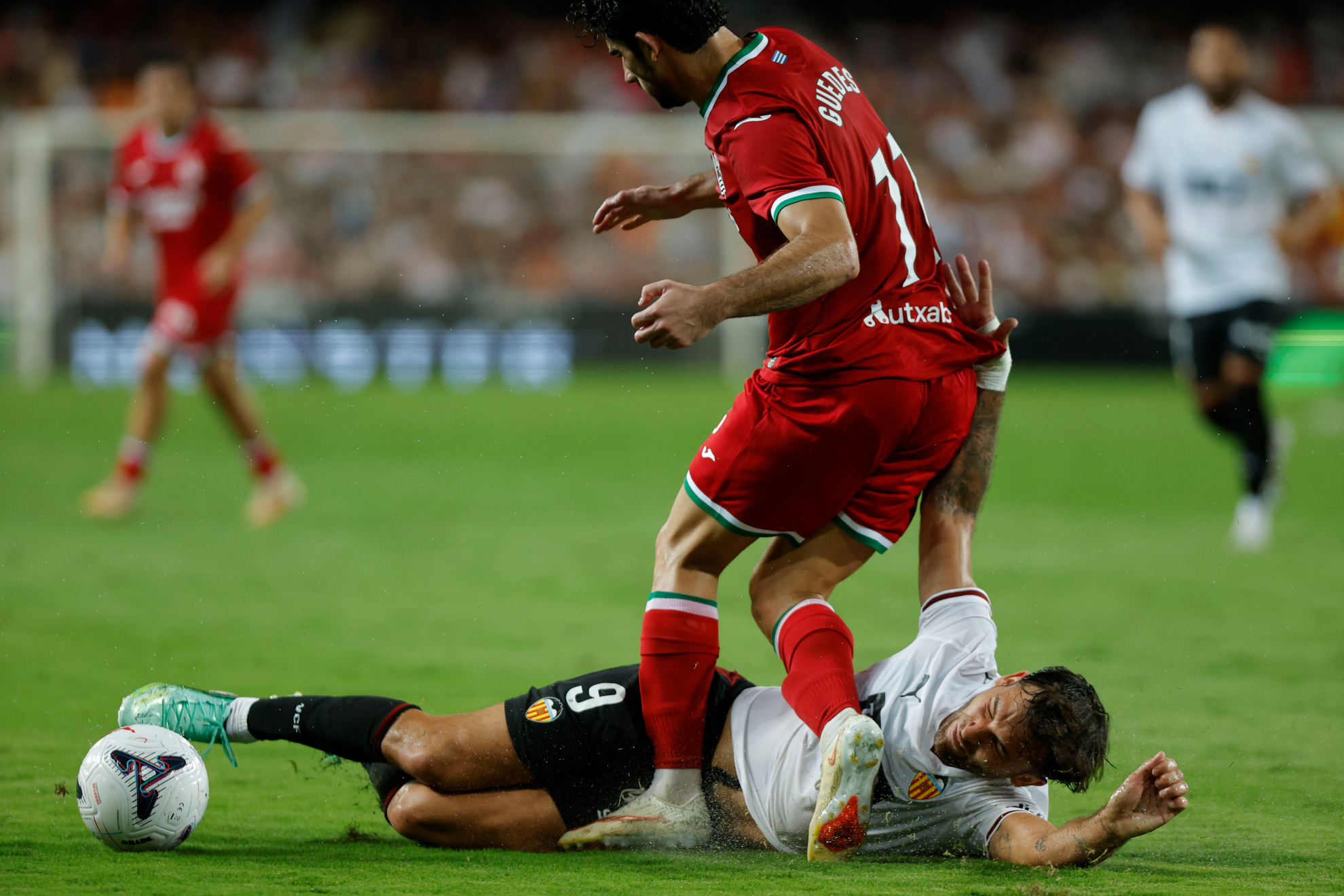 Hugo Duro trata de jugar un balón ante Guedes. EFE