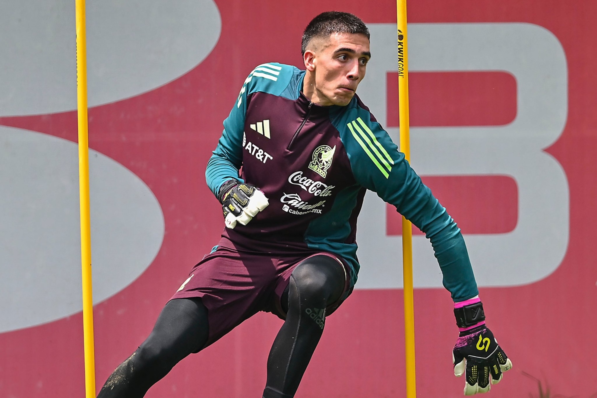 Alex Padilla, entrenando con México.