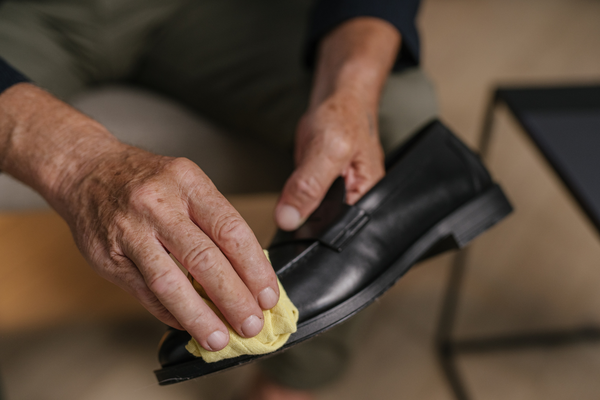 Este metodo le da a los zapatos de piel un brillo natural