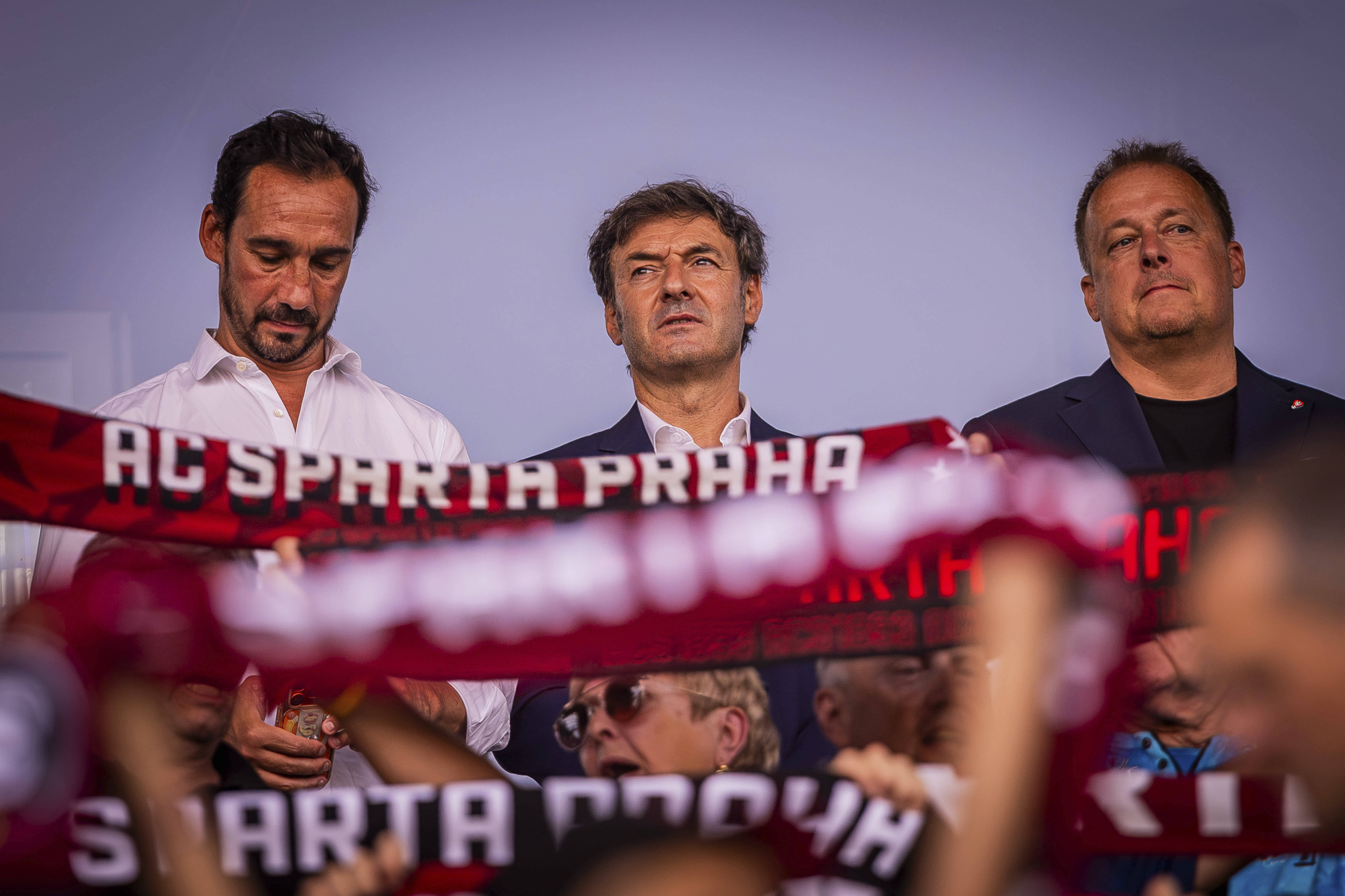 Santi Denia, flanqueado por su segundo, Pablo Amo (derecha), y el presidente de la Federación Checa de Fútbol (David Trunda), el día de su presentación como seleccionador checo. IMAGO